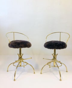 Ein Paar drehbare Barhocker aus Messing und Schafsfell von Charles Hollis Jones
