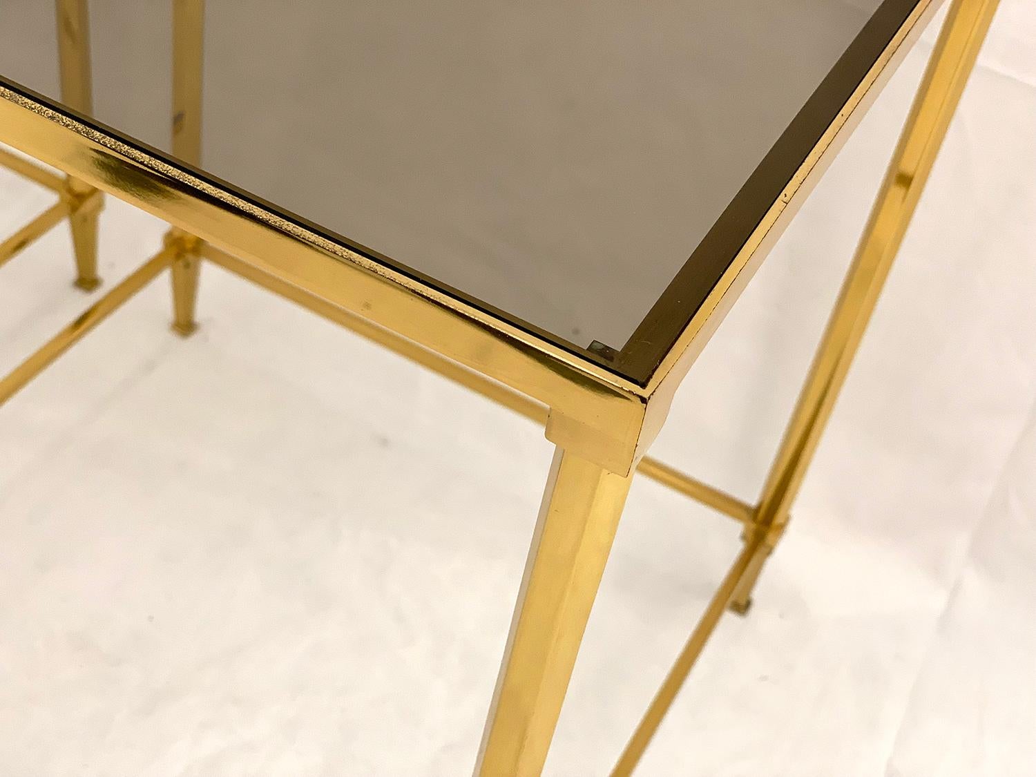 Pair of Brass and Smoked Glass End Tables In Good Condition For Sale In Brussels, Brussels