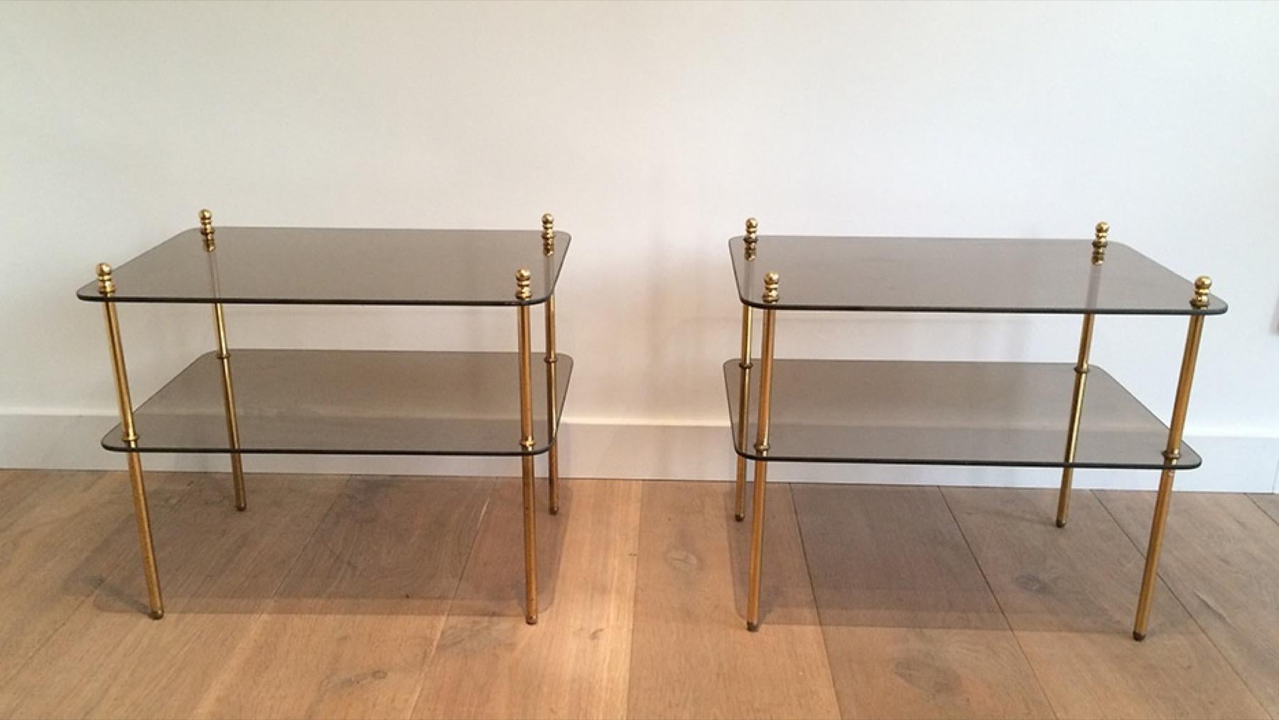Mid-Century moderno Coppia di tavolini in ottone e vetro fumé, opera francese, circa 1970
