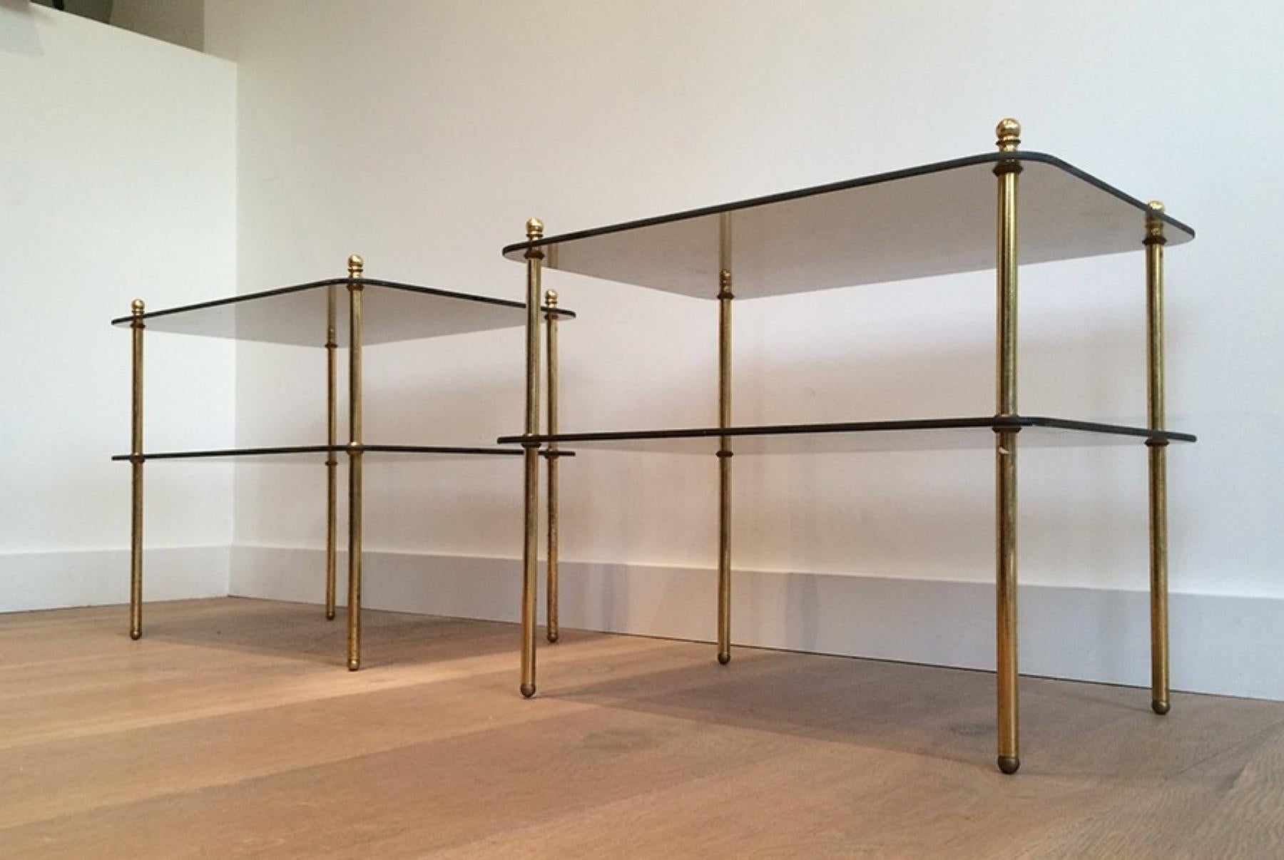 Bronzato Coppia di tavolini in ottone e vetro fumé, opera francese, circa 1970