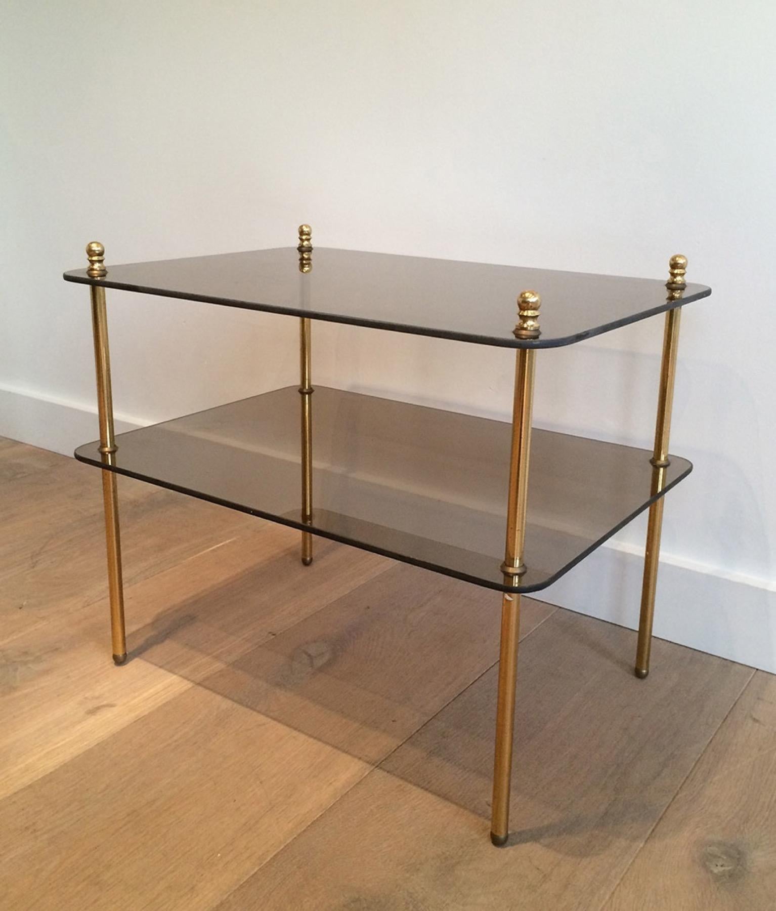 Ottone Coppia di tavolini in ottone e vetro fumé, opera francese, circa 1970
