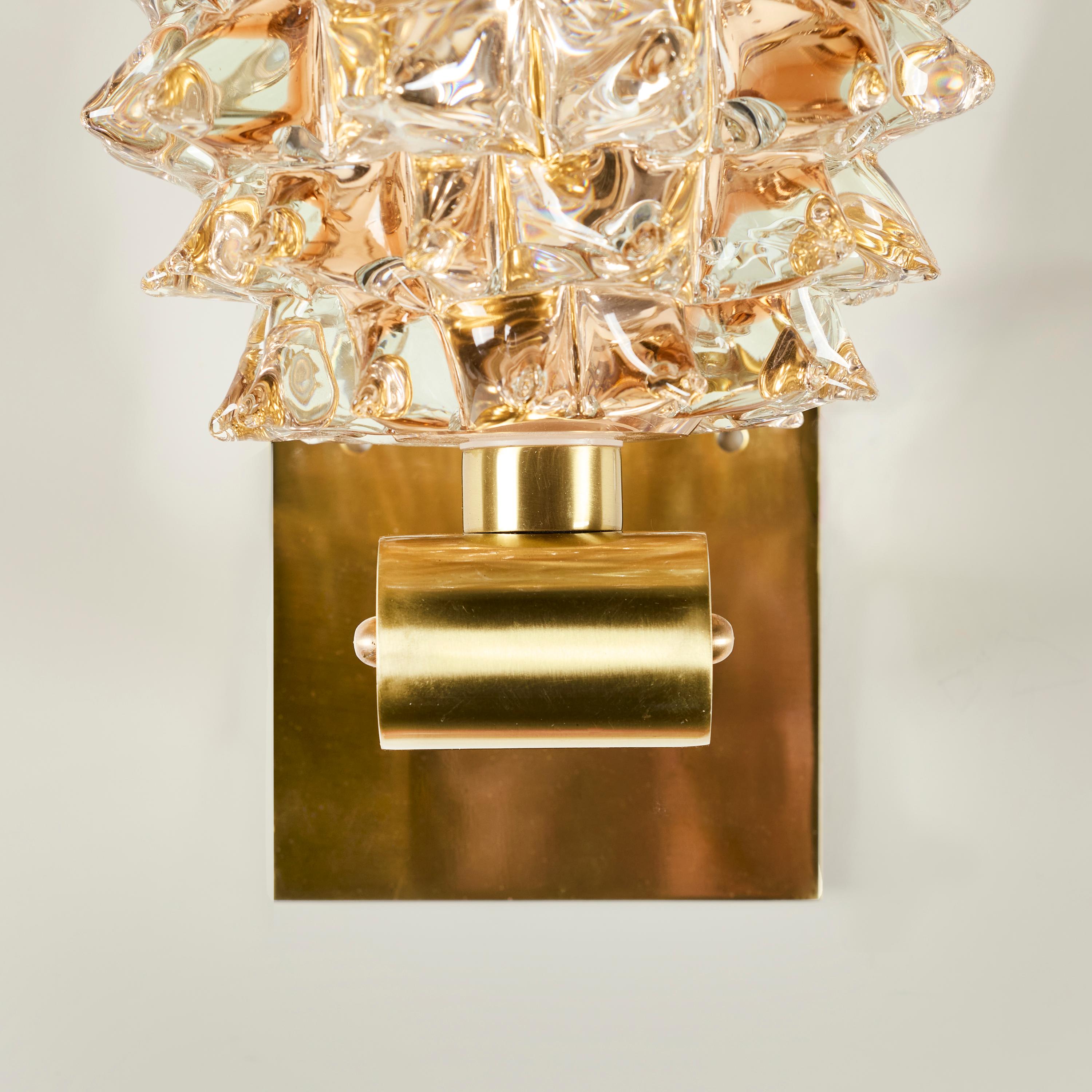 Coppia di applique in ottone e vetro rosa tenue di Murano Rostrato In condizioni Nuovo in vendita a London, GB