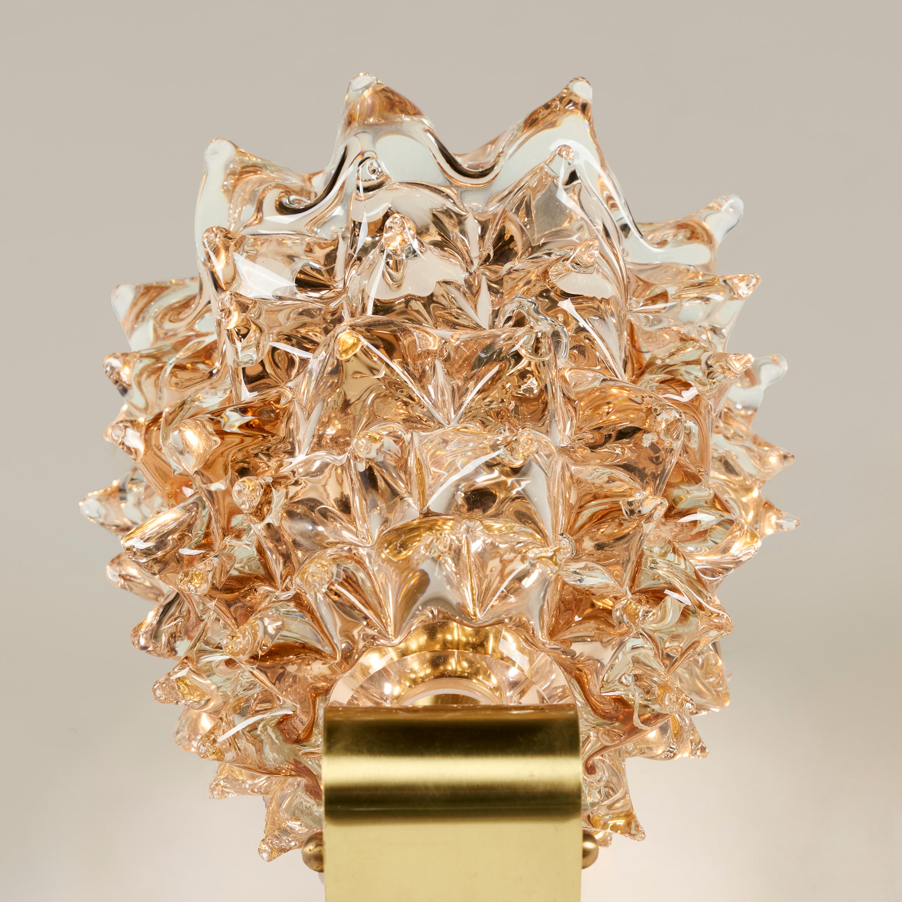 XXI secolo e contemporaneo Coppia di applique in ottone e vetro rosa tenue di Murano Rostrato in vendita