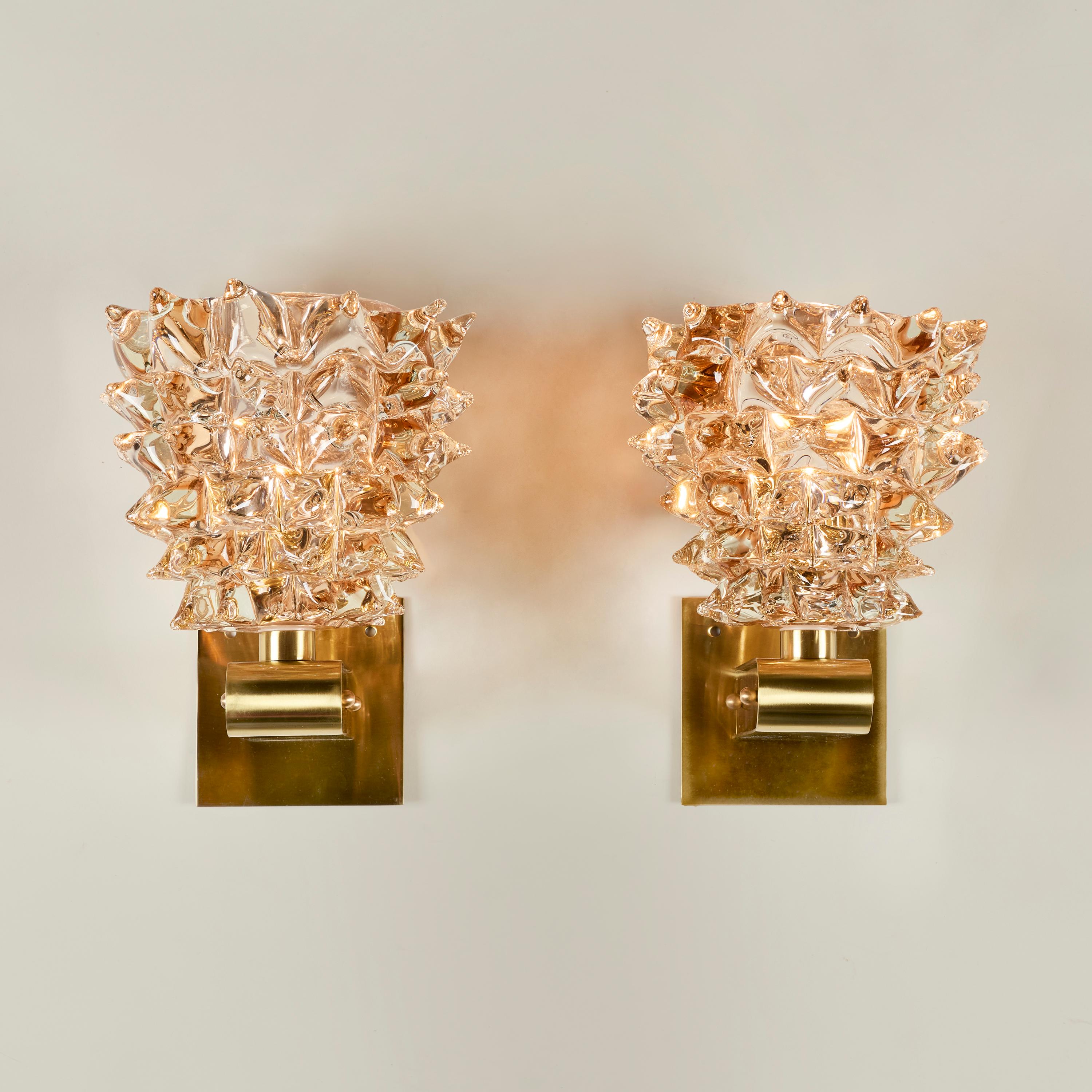 Ottone Coppia di applique in ottone e vetro rosa tenue di Murano Rostrato in vendita