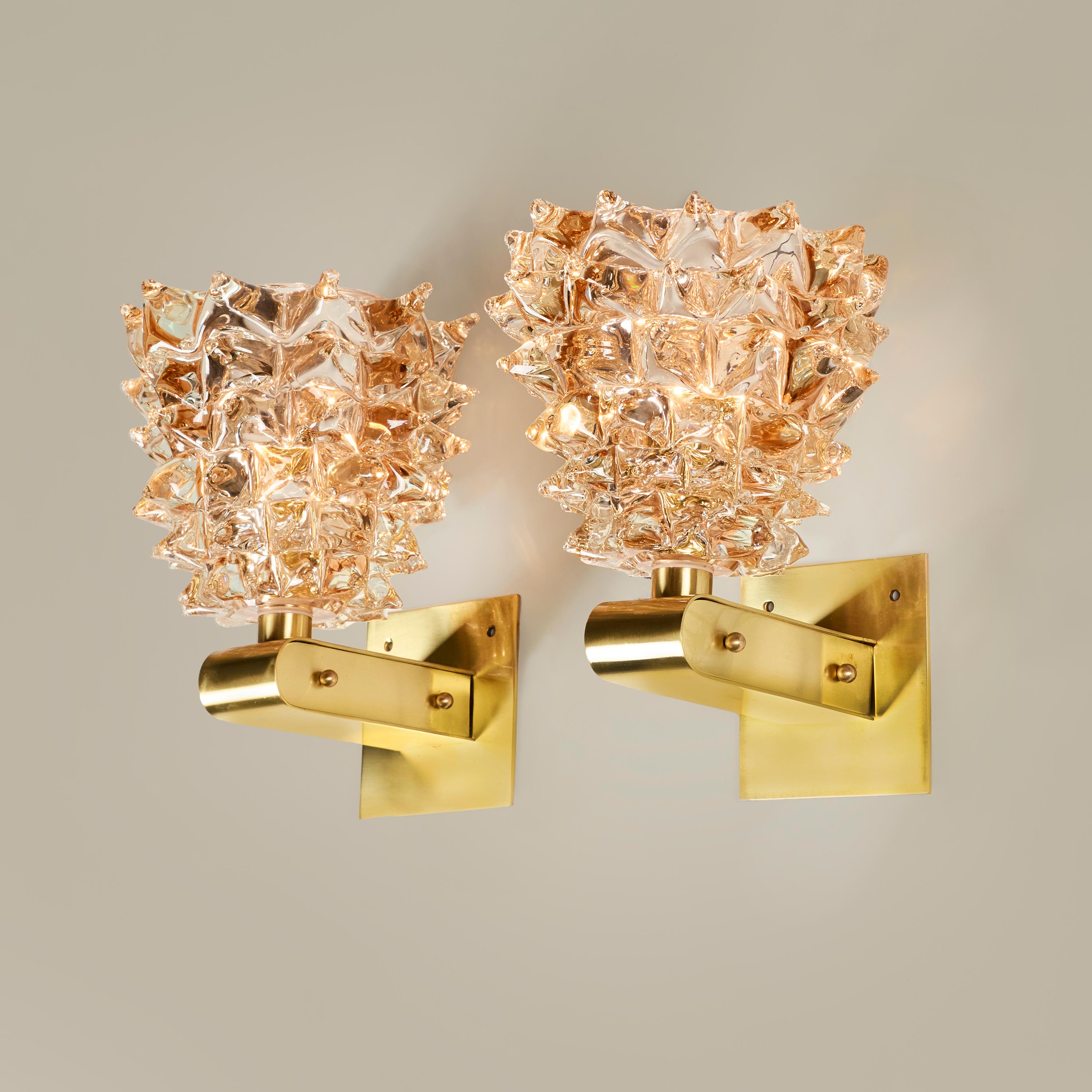 Coppia di applique in ottone e vetro rosa tenue di Murano Rostrato in vendita 1