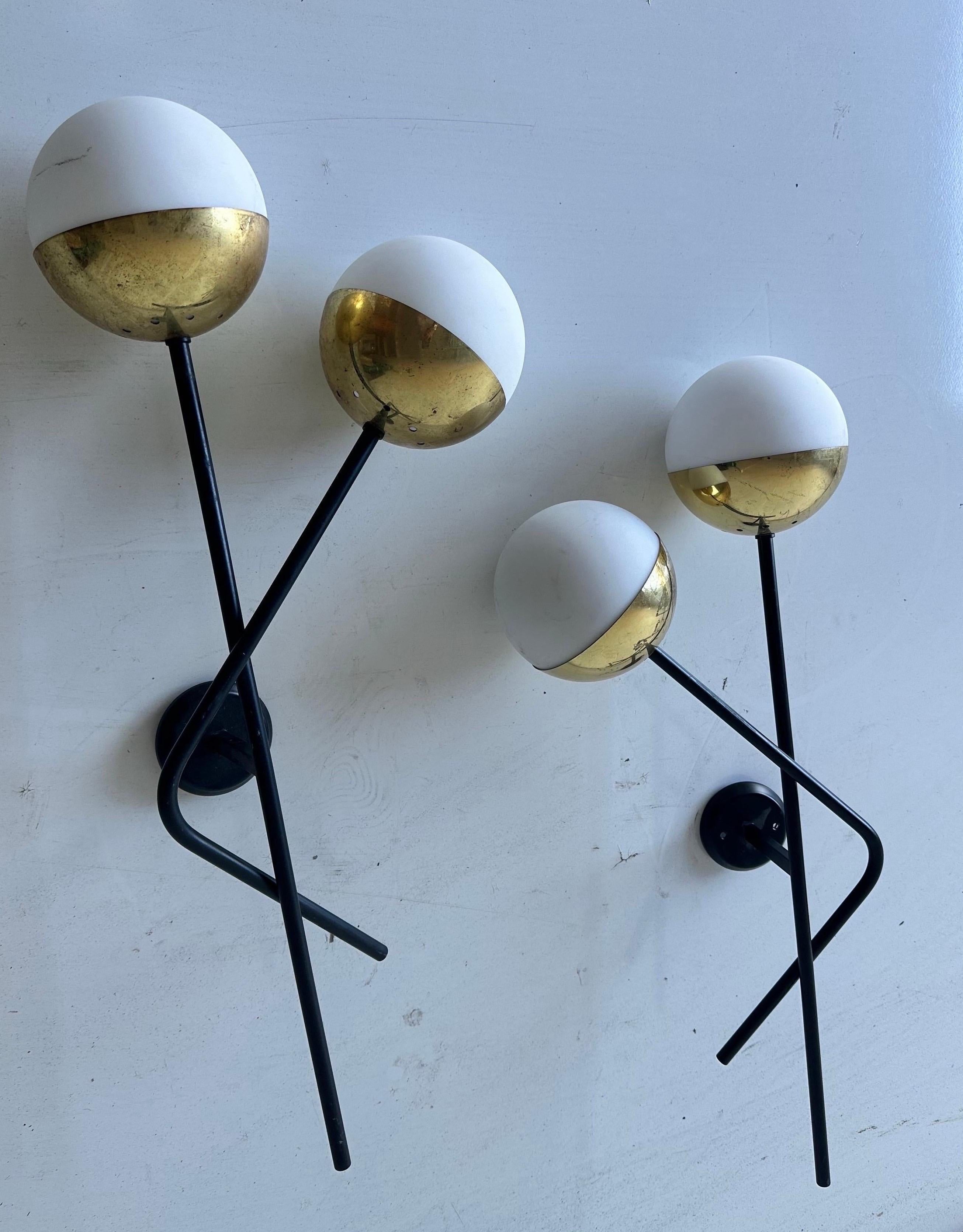 Coppia di lampade Moderniste Stilnovo in ottone e vetro bianco.
Gli Stati Uniti sono stati ricablati 