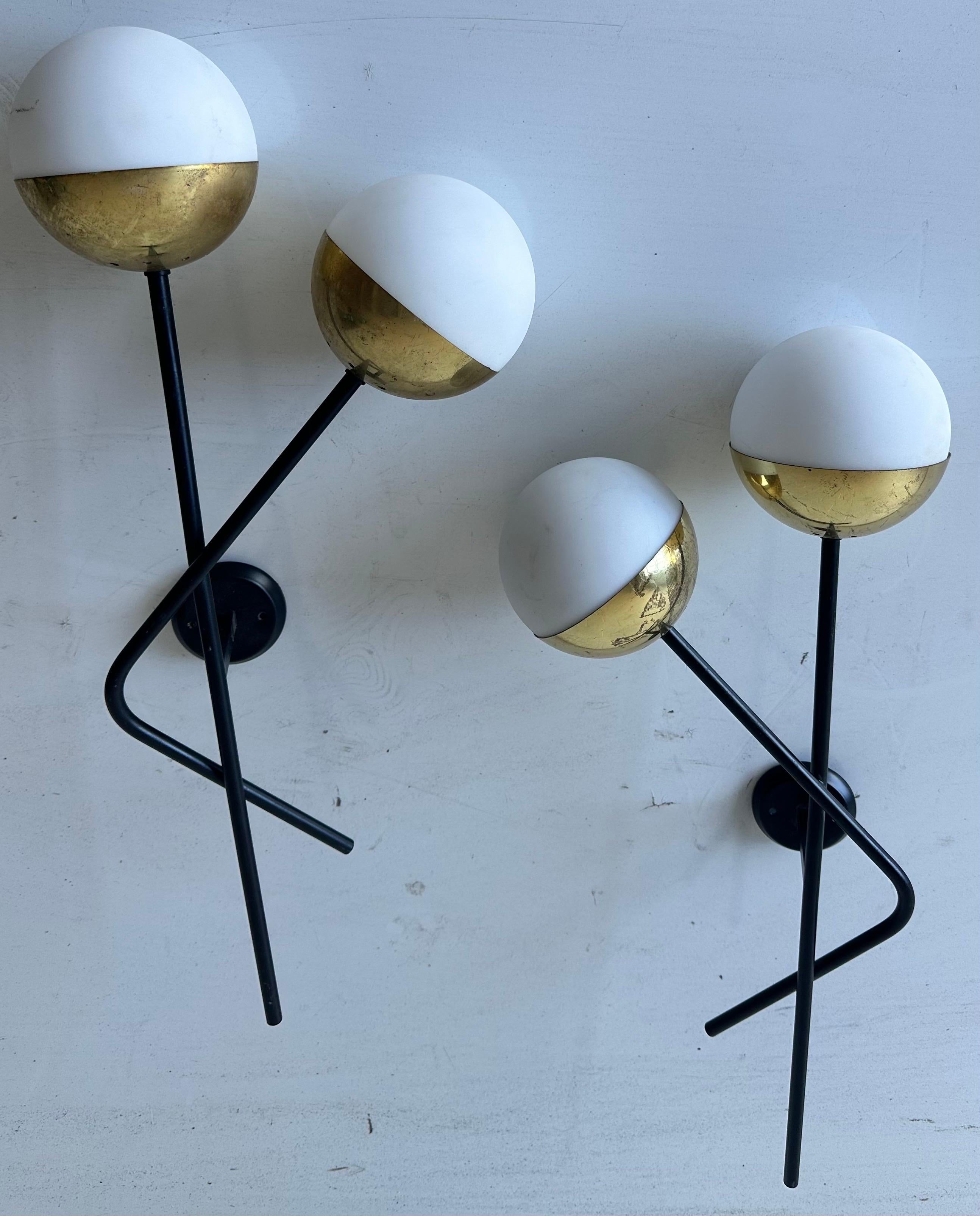 Mid-Century moderno Coppia di lampade Moderniste Stilnovo in ottone e vetro bianco in vendita
