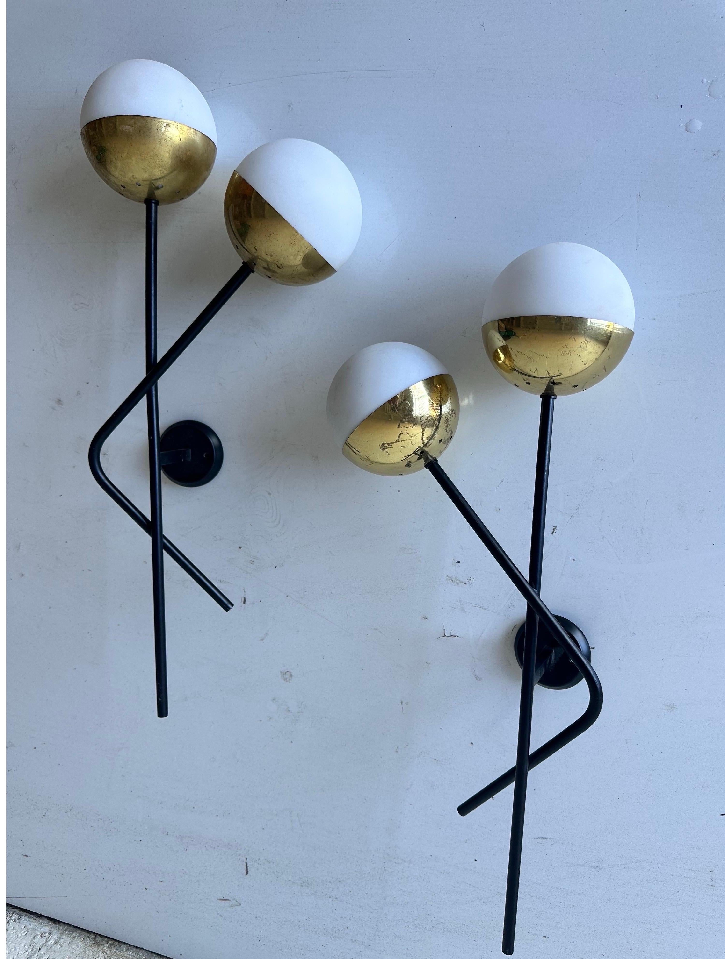 Italiano Coppia di lampade Moderniste Stilnovo in ottone e vetro bianco in vendita
