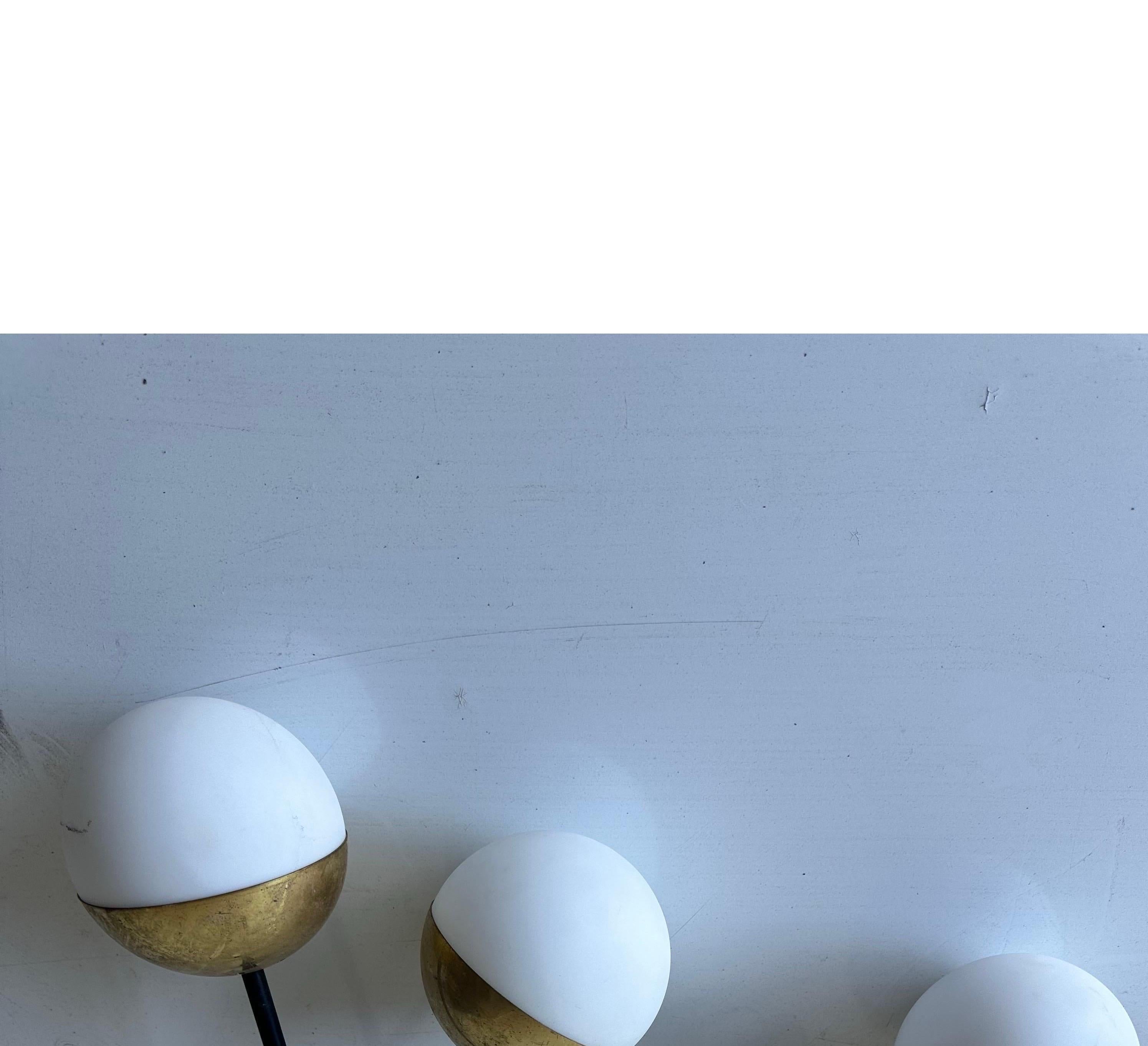 Coppia di lampade Moderniste Stilnovo in ottone e vetro bianco In condizioni buone in vendita a Miami, FL