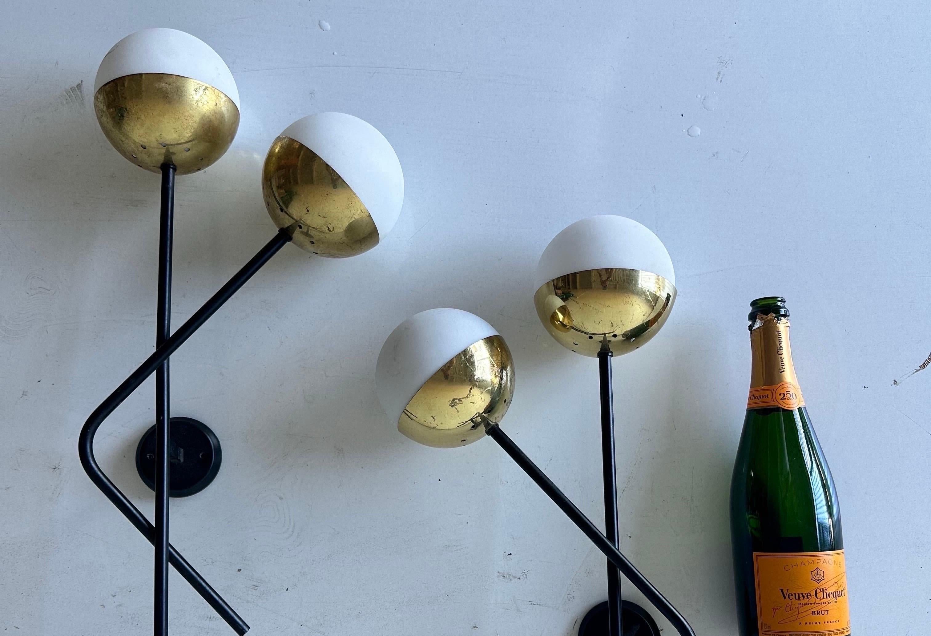 Fine XX secolo Coppia di lampade Moderniste Stilnovo in ottone e vetro bianco in vendita