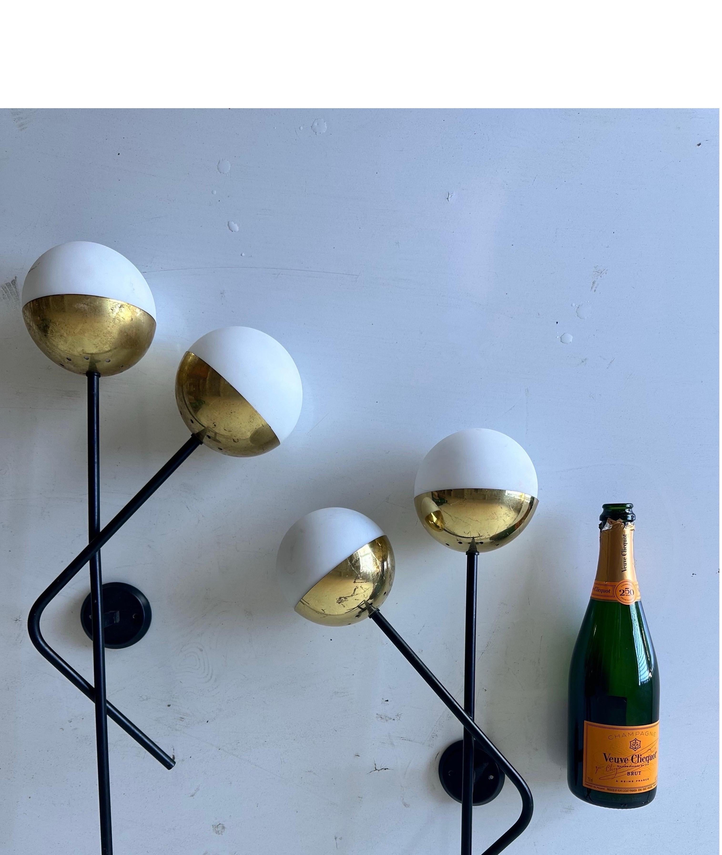 Ottone Coppia di lampade Moderniste Stilnovo in ottone e vetro bianco in vendita