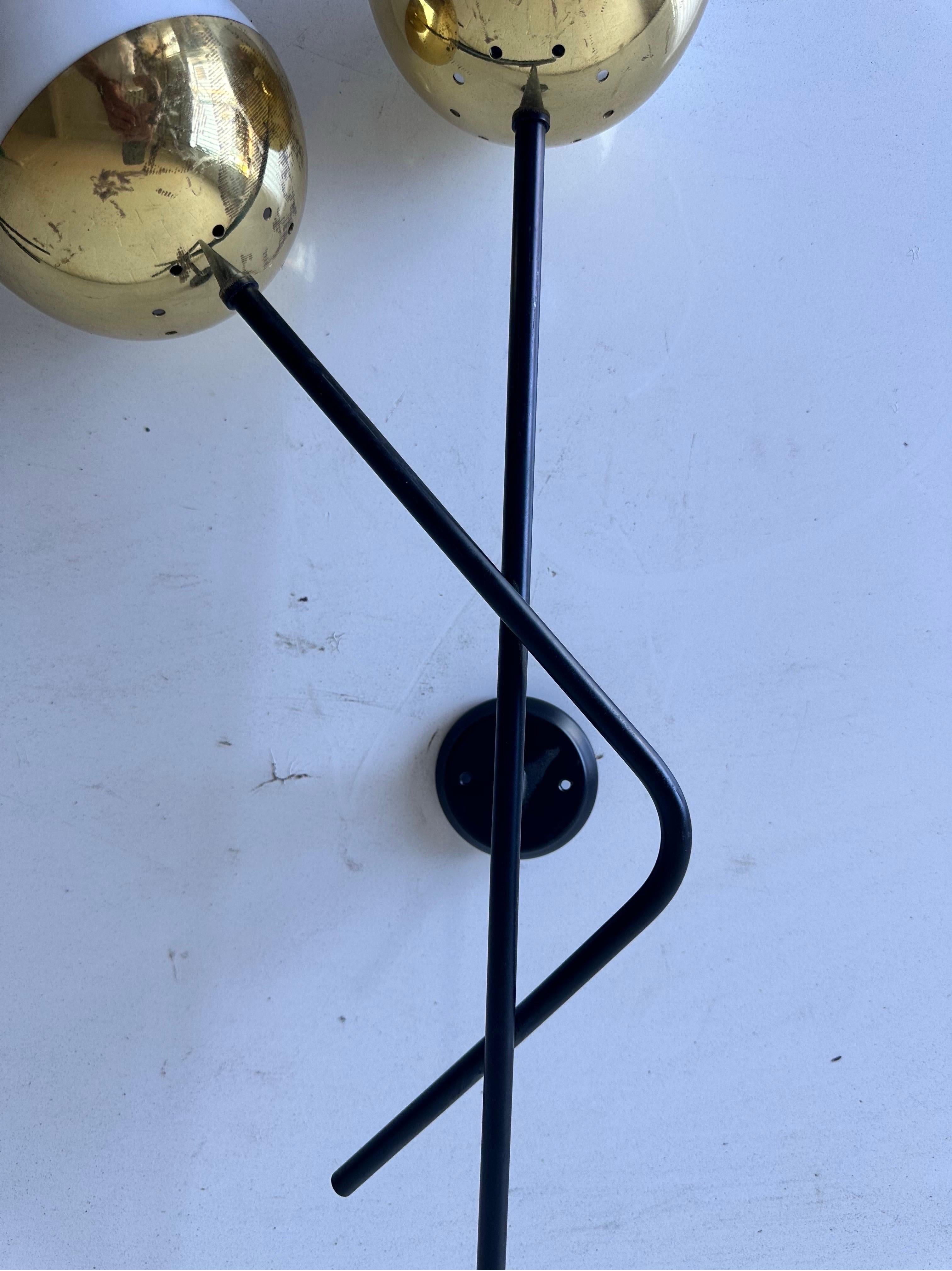 Coppia di lampade Moderniste Stilnovo in ottone e vetro bianco in vendita 1