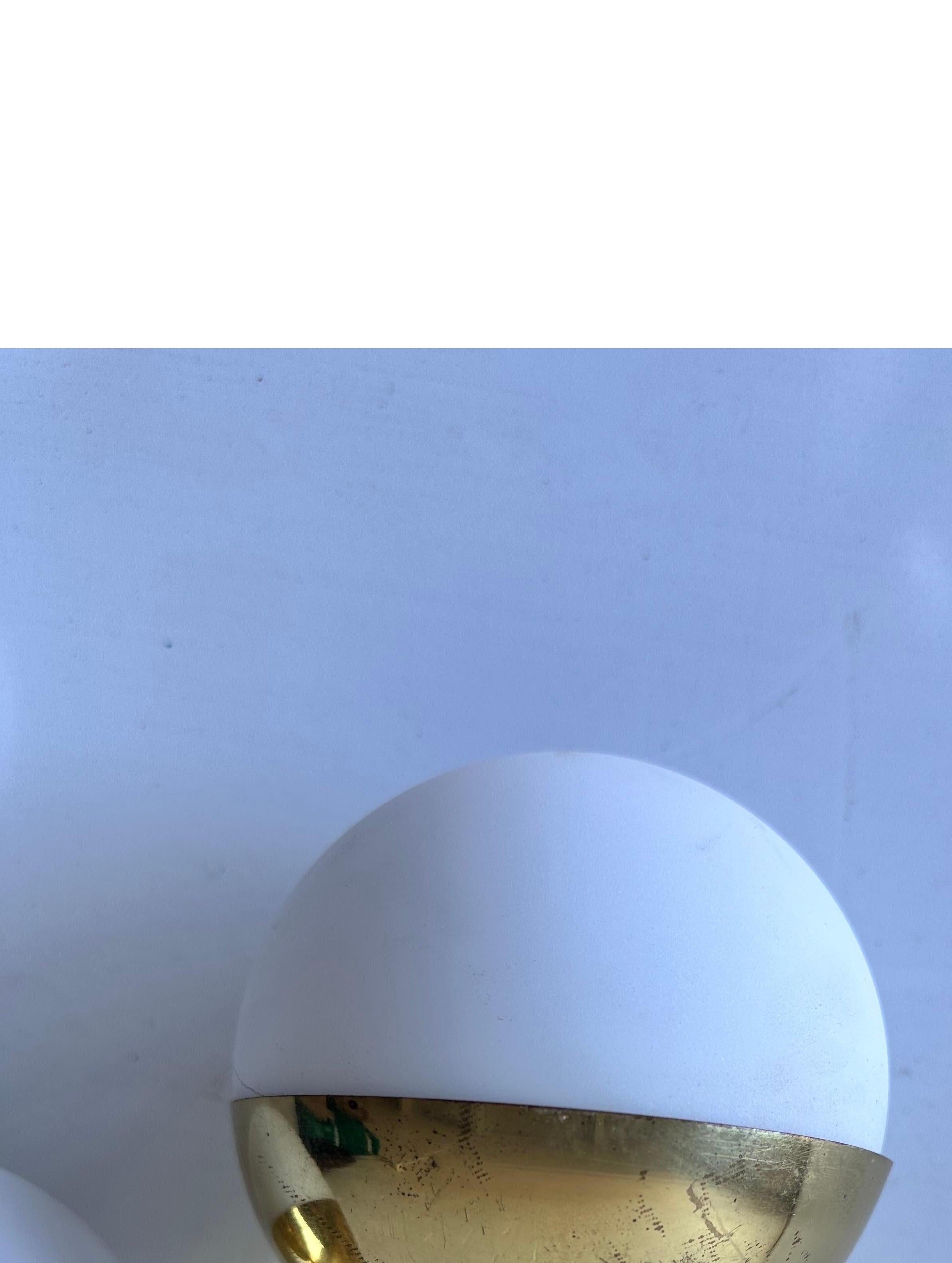 Coppia di lampade Moderniste Stilnovo in ottone e vetro bianco in vendita 2
