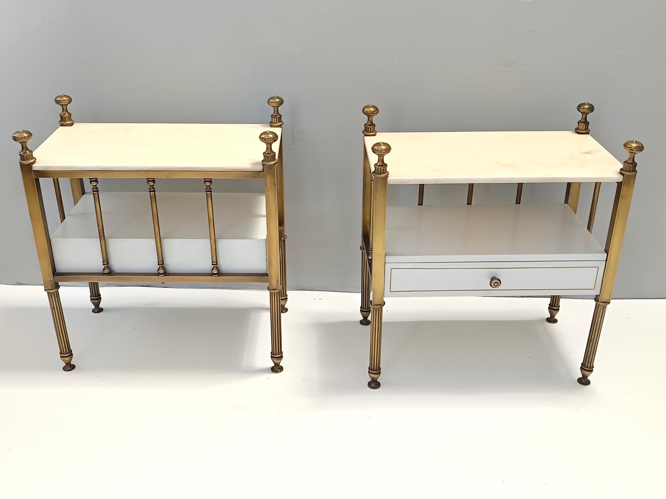 Post-Modern Pair of Brass and White Lacquered Nightstands with Marble Tops, Italy For Sale