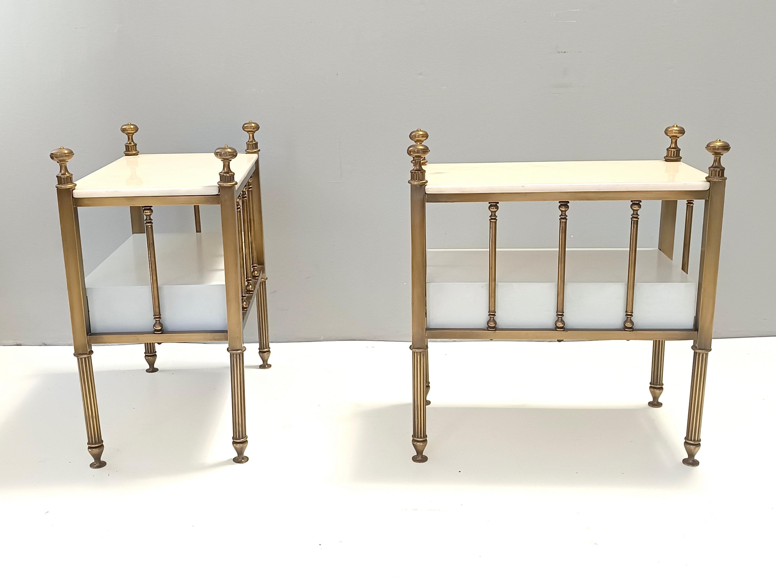 Italian Pair of Brass and White Lacquered Nightstands with Marble Tops, Italy For Sale