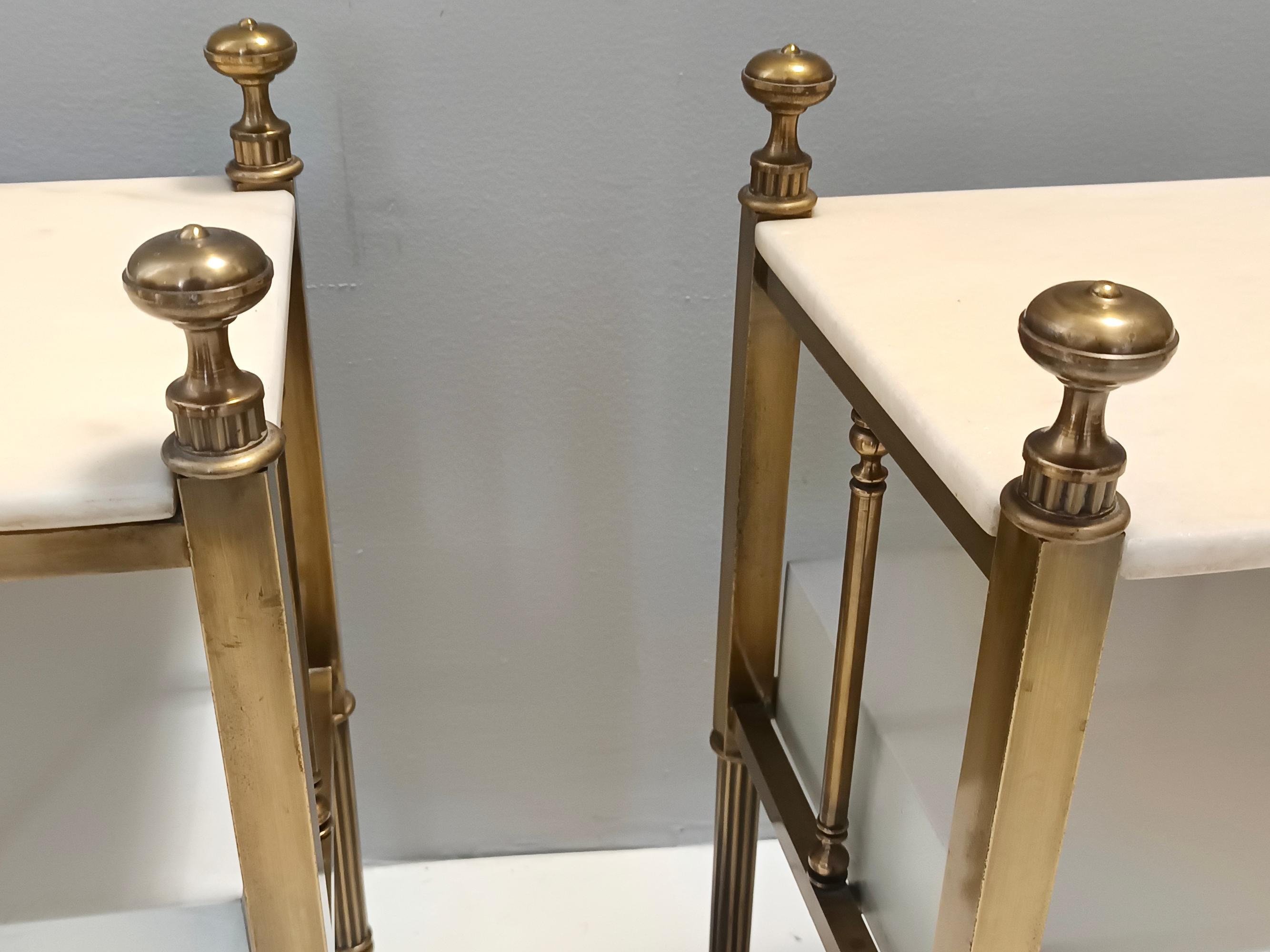 Pair of Brass and White Lacquered Nightstands with Marble Tops, Italy In Excellent Condition For Sale In Bresso, Lombardy
