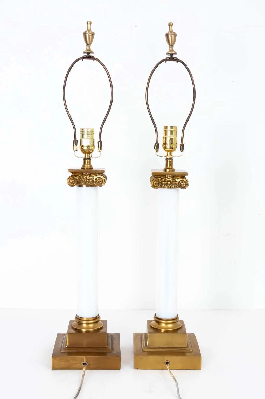 Neoclassico Coppia di lampade in ottone e vetro opalino bianco in vendita