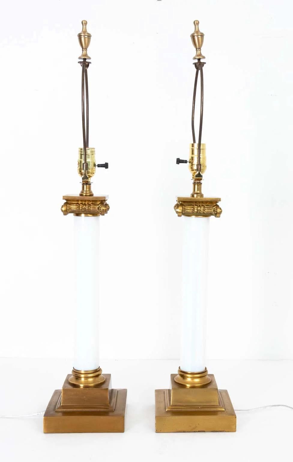 Americano Coppia di lampade in ottone e vetro opalino bianco in vendita