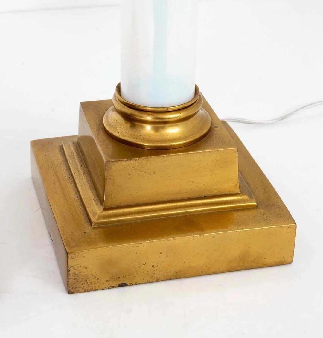 XX secolo Coppia di lampade in ottone e vetro opalino bianco in vendita