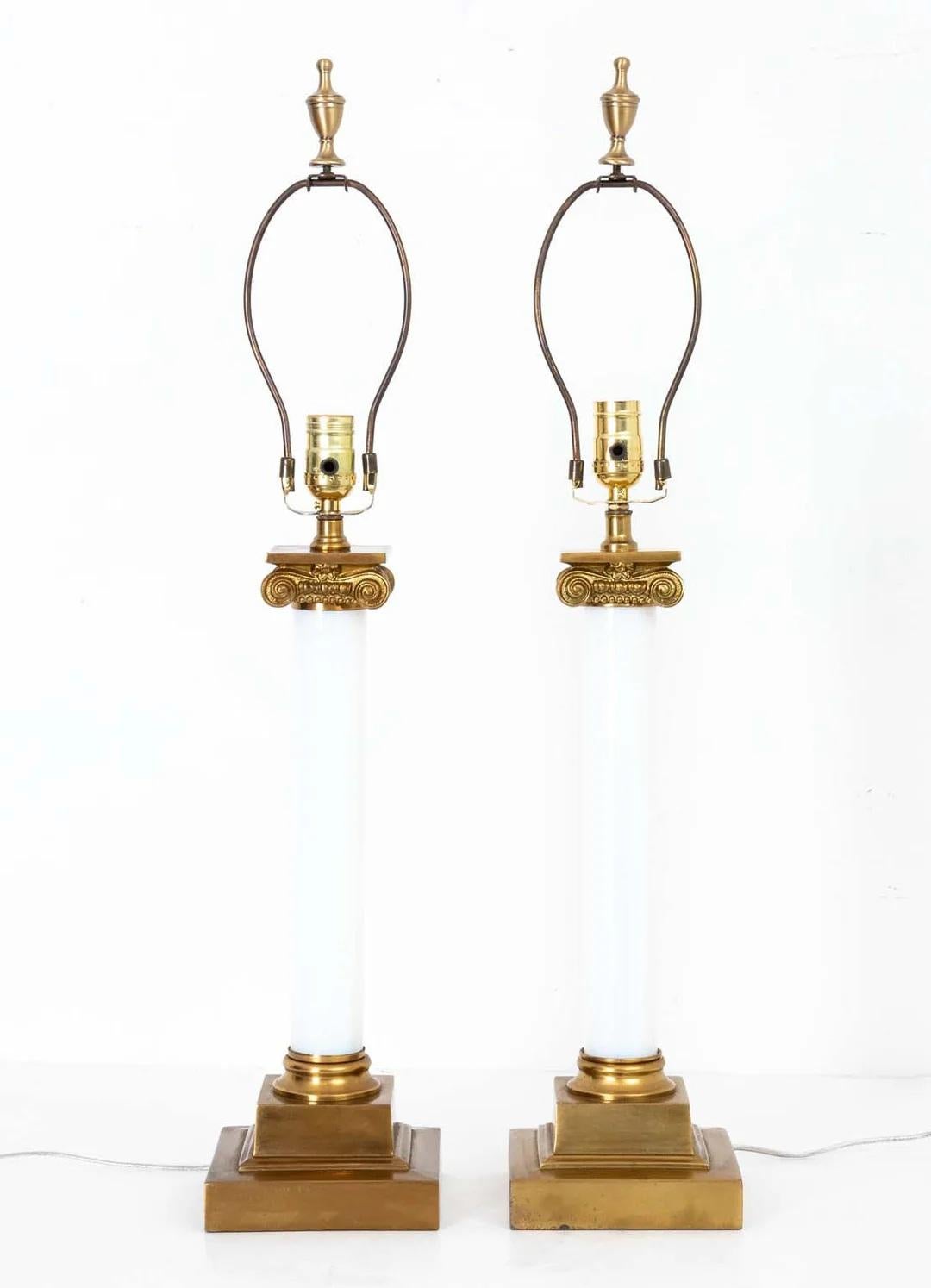 Coppia di lampade in ottone e vetro opalino bianco in vendita 1