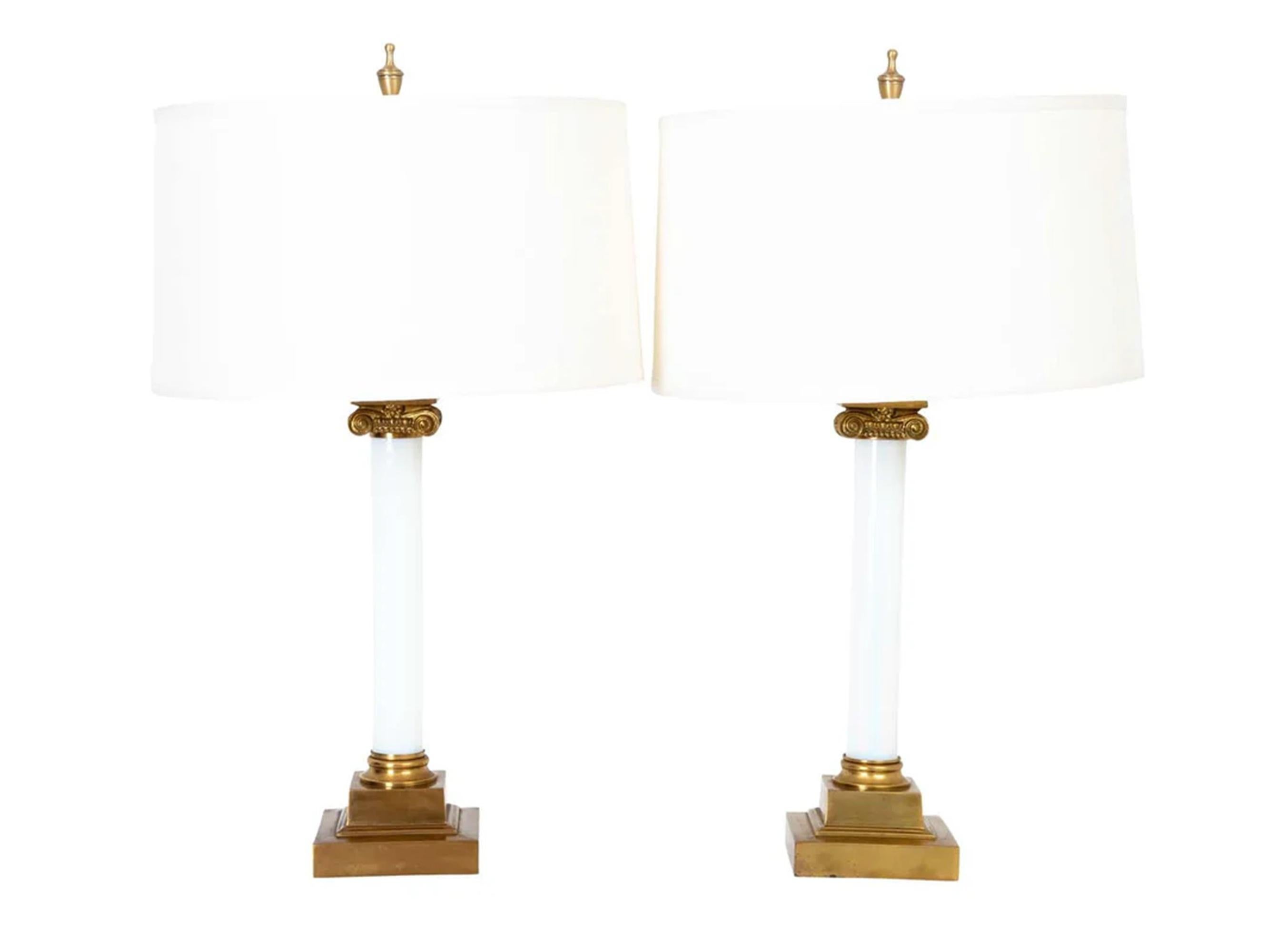 Coppia di lampade in ottone e vetro opalino bianco in vendita 2