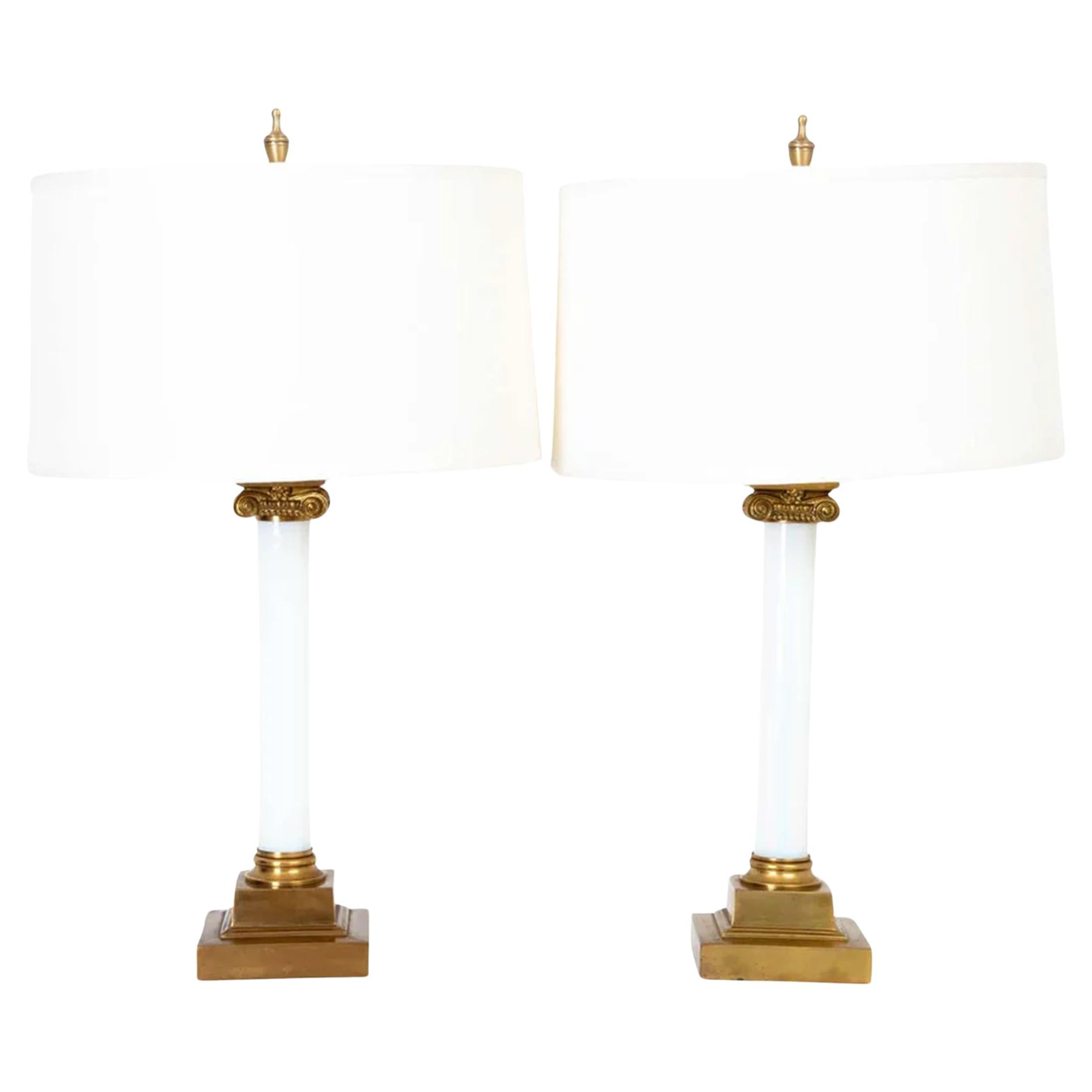 Coppia di lampade in ottone e vetro opalino bianco in vendita