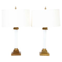Coppia di lampade in ottone e vetro opalino bianco