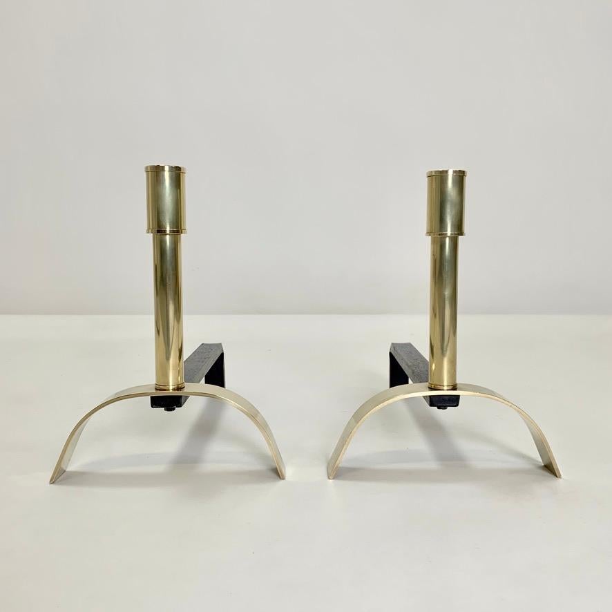 Hübsches Paar dekorativer Andirons von Giovanni Banci, um 1970, Italien.
Messing und geschwärztes Metall.
Abmessungen: 39 cm T, 24 cm T, 31 cm H.
Alle Käufe sind durch unsere Käuferschutzgarantie abgedeckt.
Dieser Artikel kann innerhalb von 7 Tagen