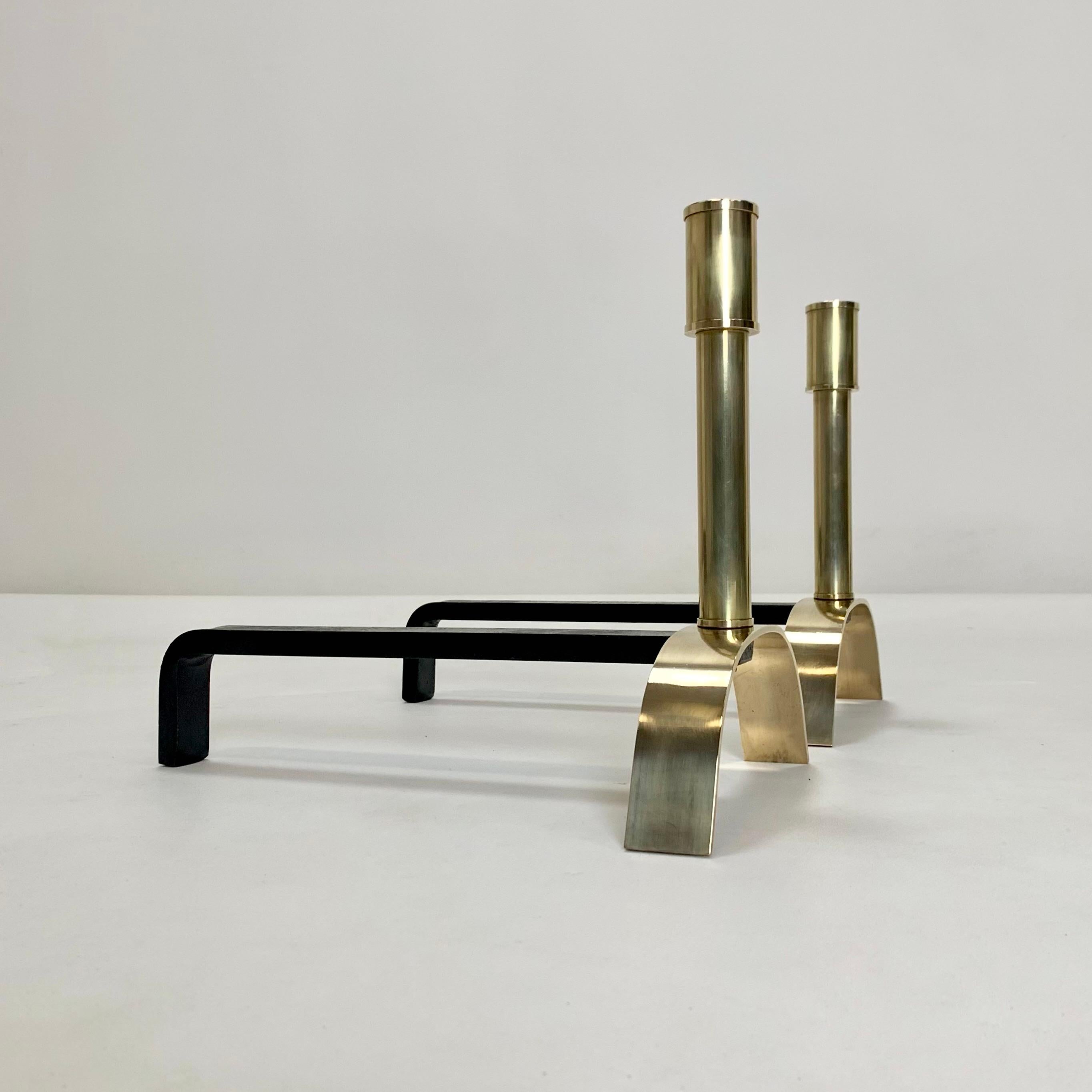 Ein Paar Messing-Andirons von Giovanni Banci, um 1970, Italien. (Geschwärzt) im Angebot