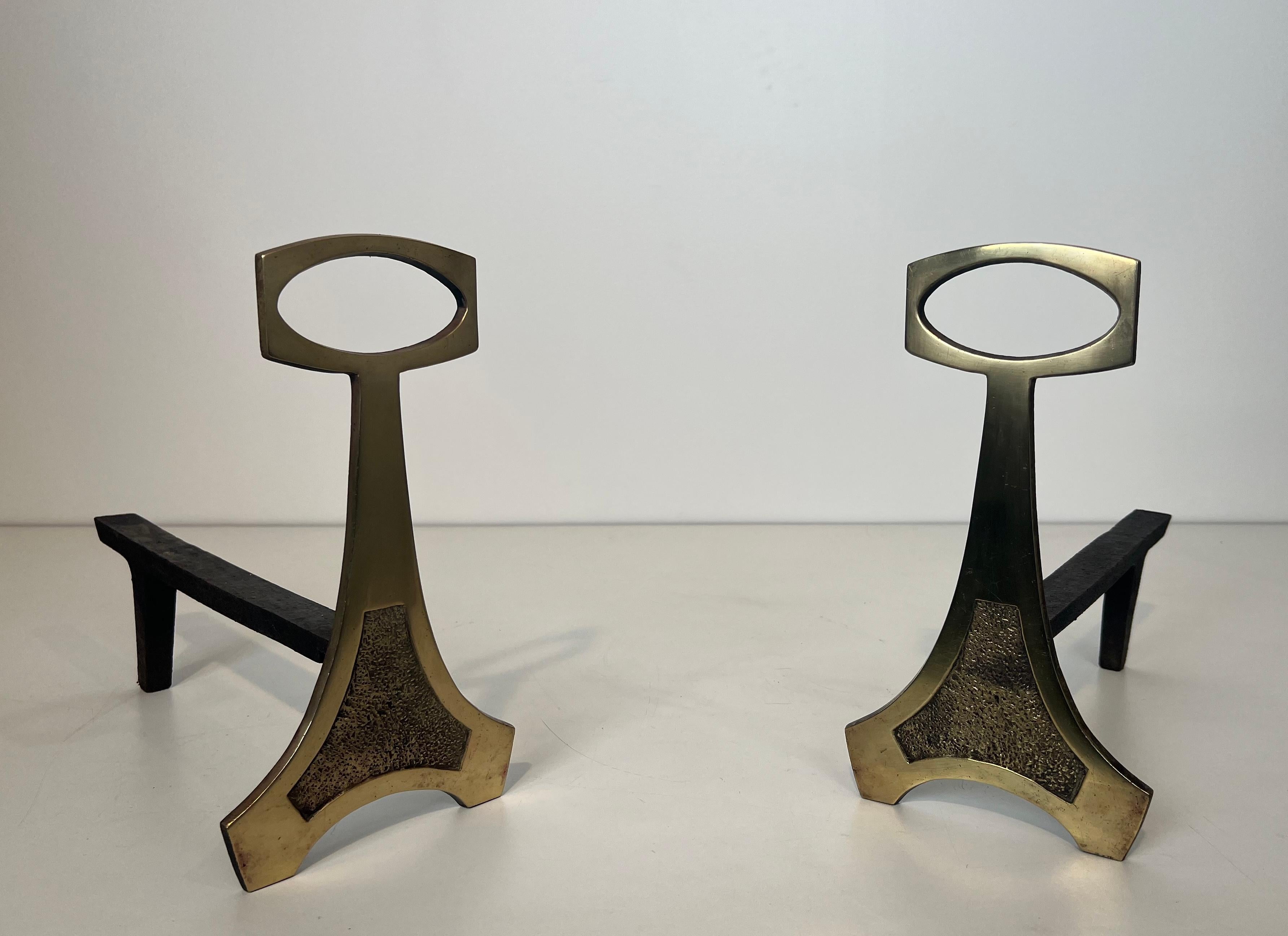 Questa bella e interessante coppia di androni è realizzata in ottone e ferro battuto. Si tratta di un'opera francese in stile Arts & Crafts. Circa 1970