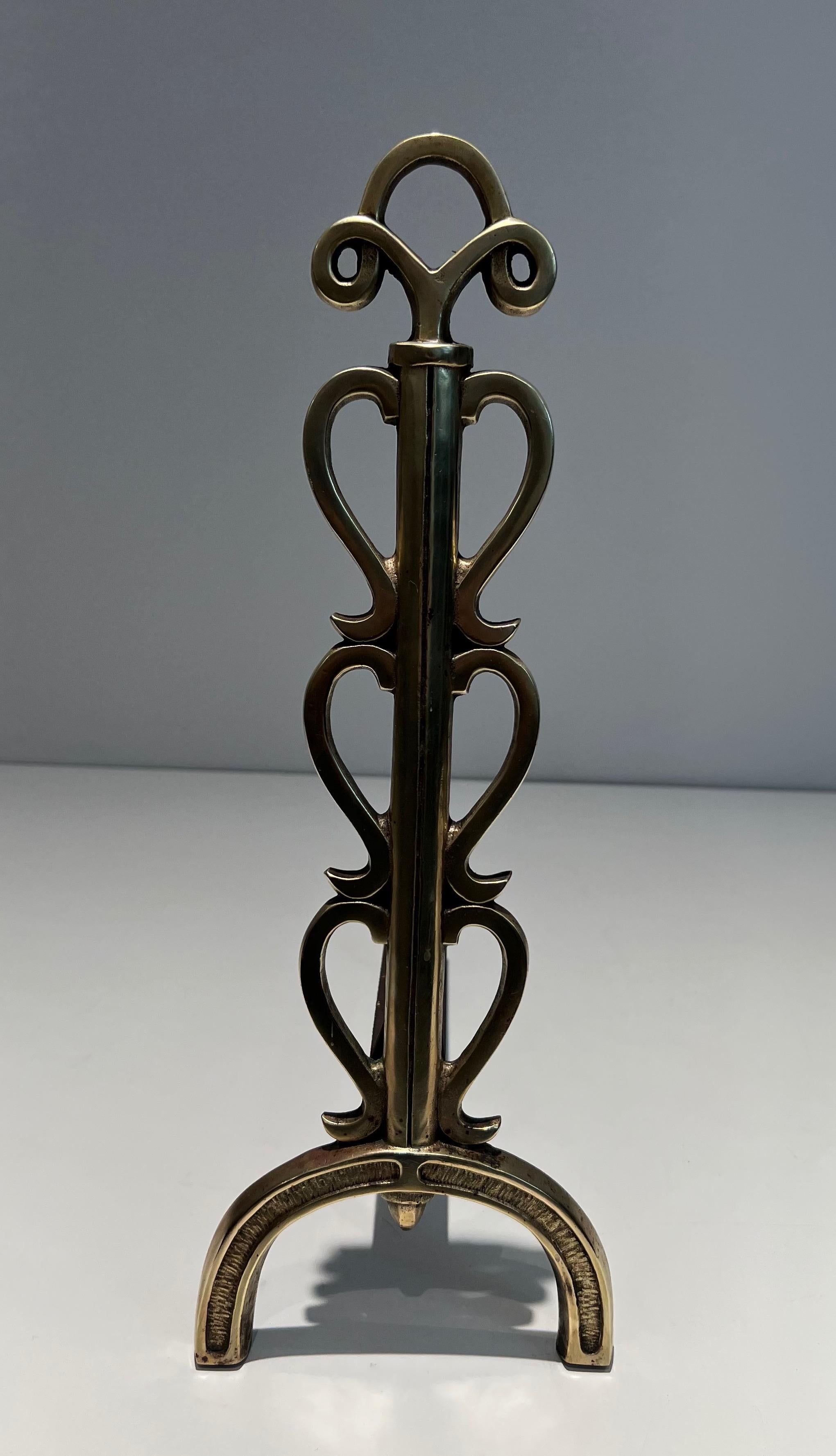 Ein Paar Feuerböcke aus Messing im Stil von Raymond Subes (Mitte des 20. Jahrhunderts) im Angebot