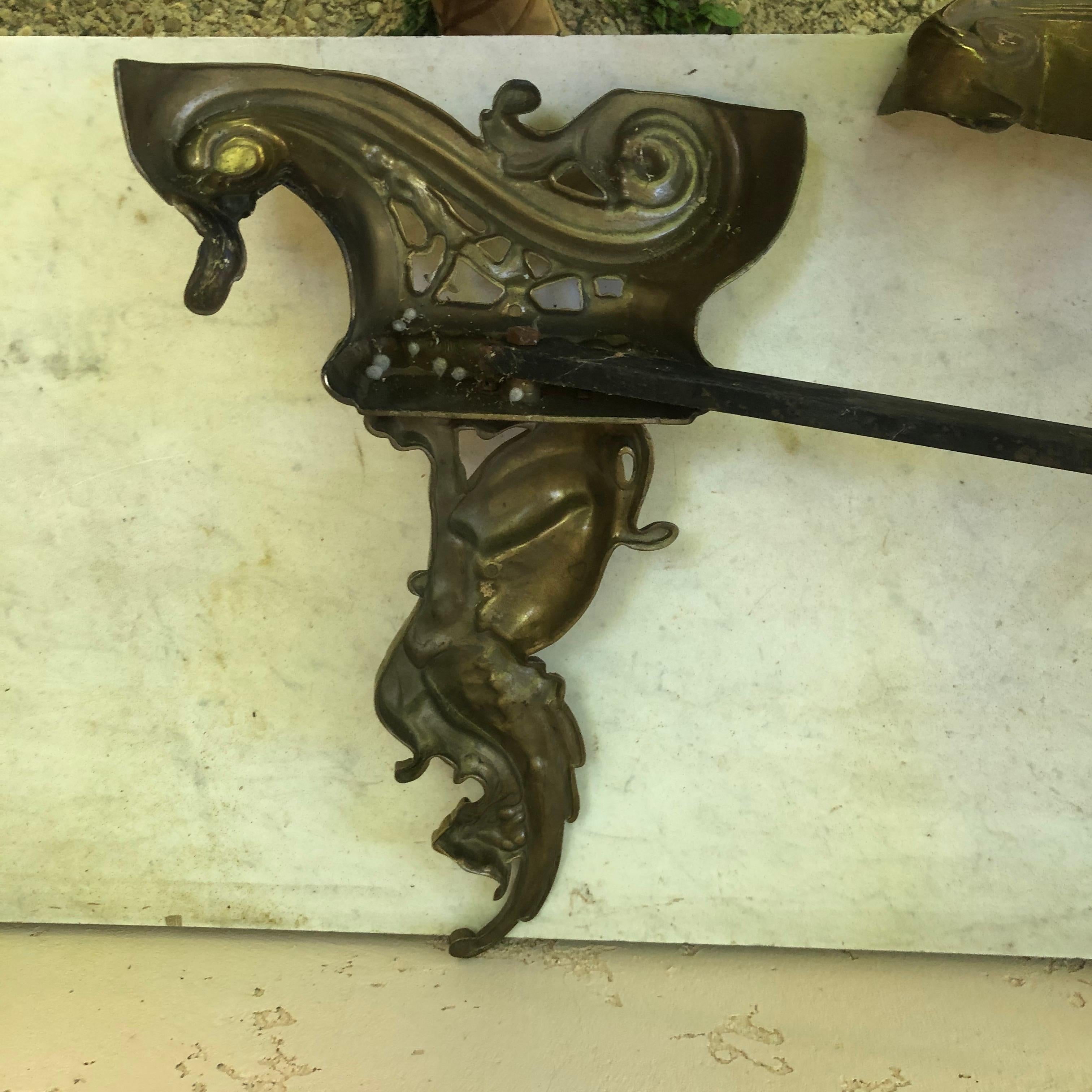 Fin du XIXe siècle Paire de chenets en laiton Sphynges, vers 1880 en vente