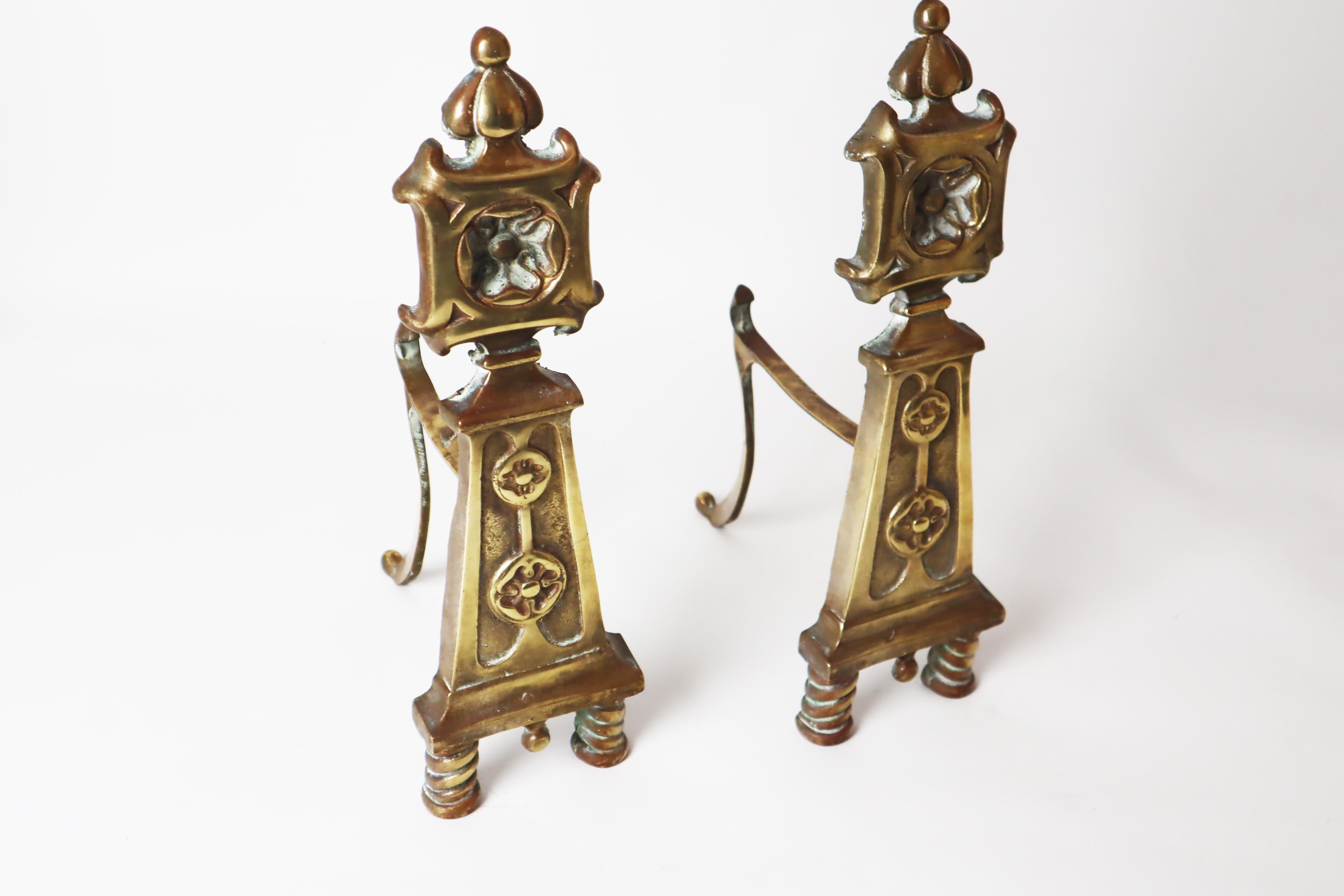 Paire de chenets avec la fleur des chevaliers en laiton, vers les années 1850 en vente 2
