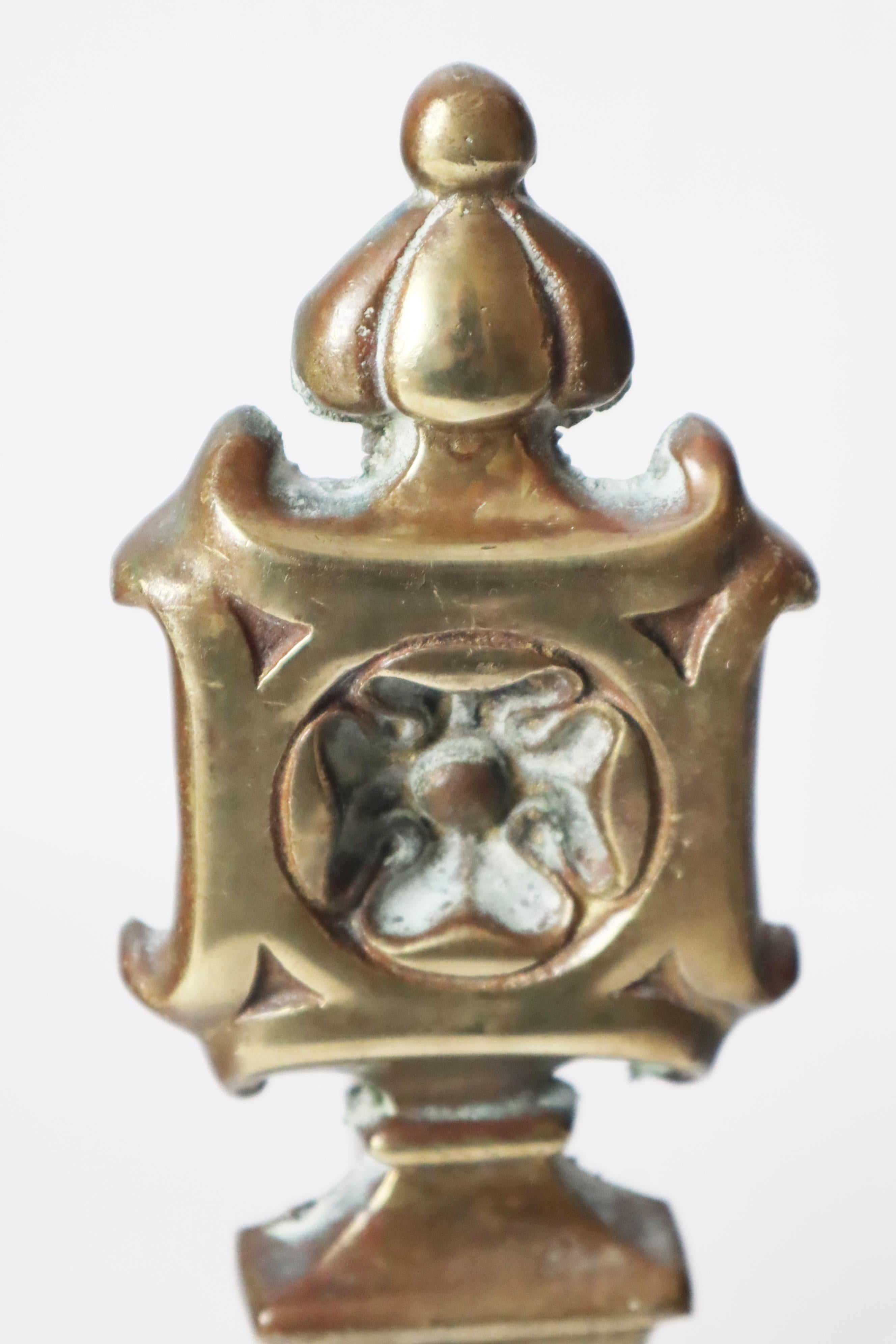 Paire de chenets avec la fleur des chevaliers en laiton, vers les années 1850 en vente 5