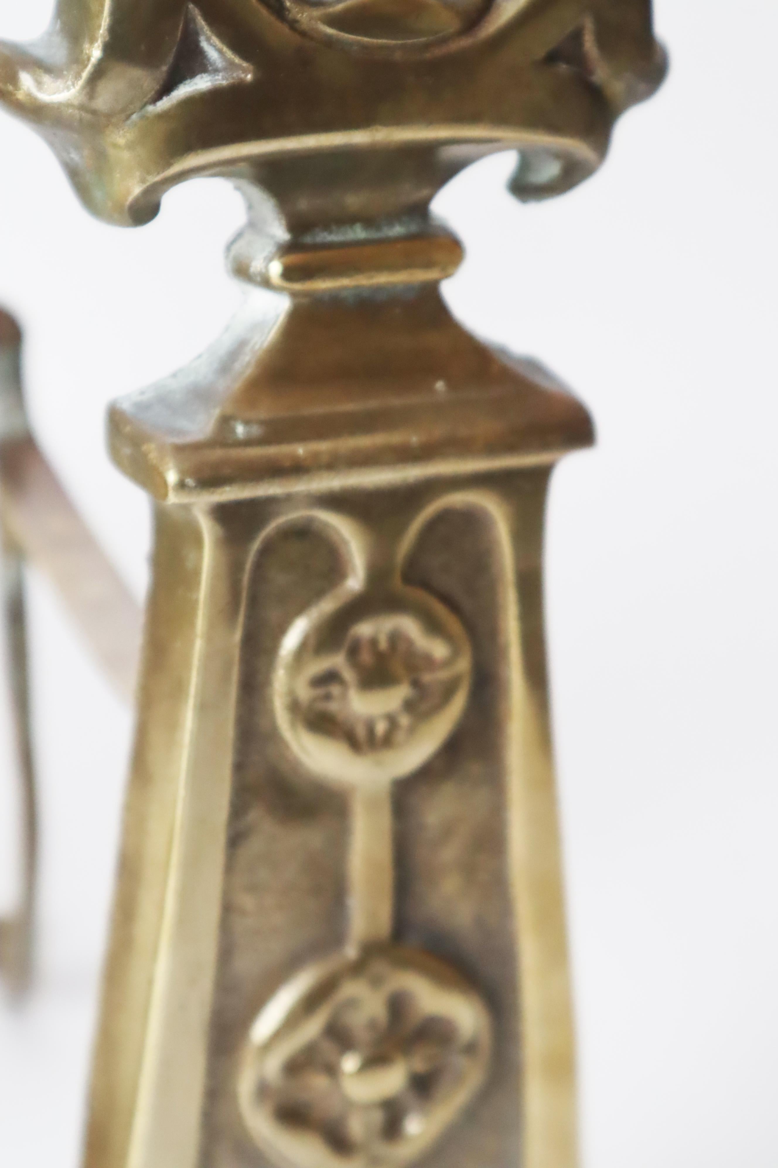 Paire de chenets avec la fleur des chevaliers en laiton, vers les années 1850 en vente 6