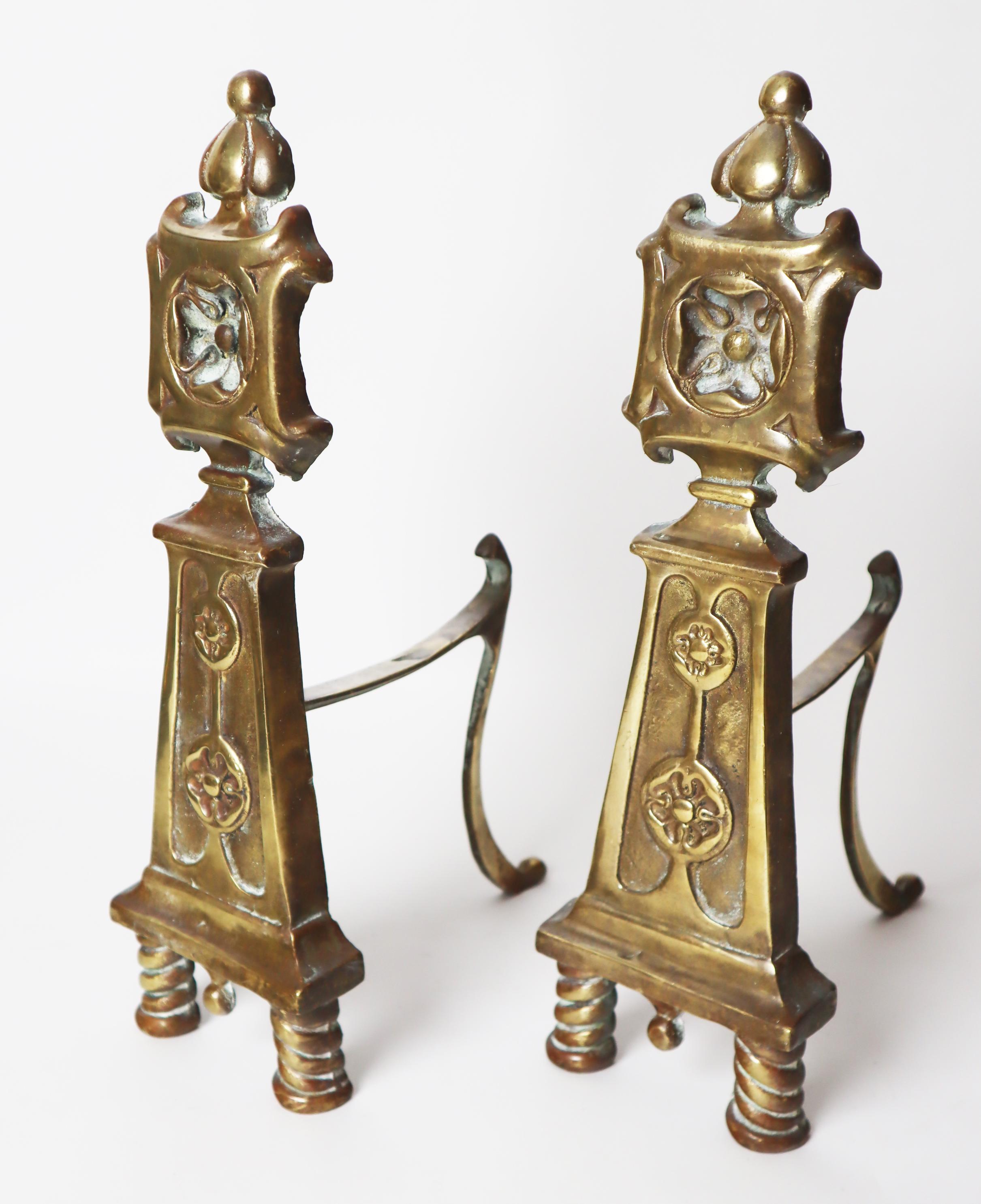 Moulage Paire de chenets avec la fleur des chevaliers en laiton, vers les années 1850 en vente