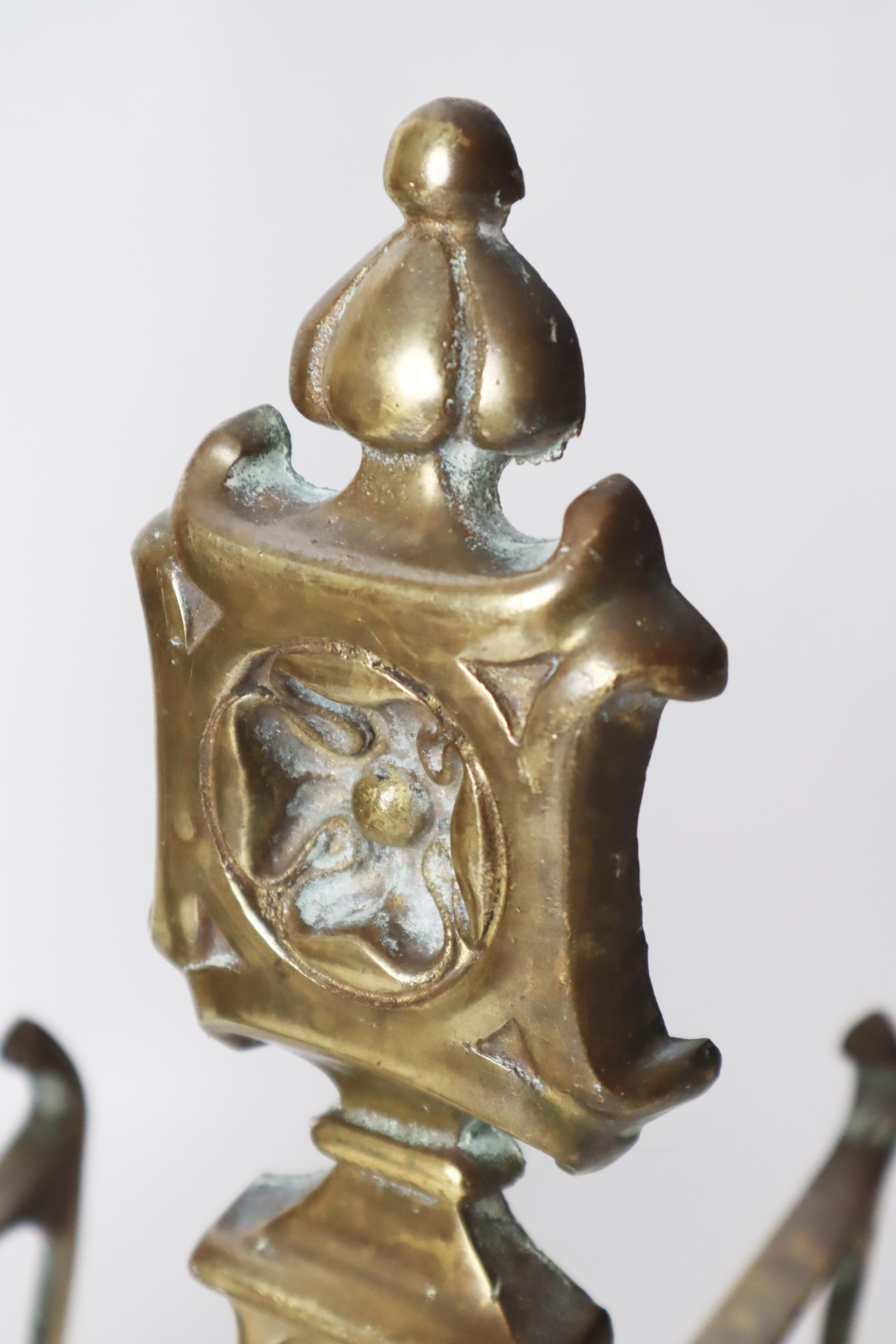 Paire de chenets avec la fleur des chevaliers en laiton, vers les années 1850 Bon état - En vente à Hannover, DE
