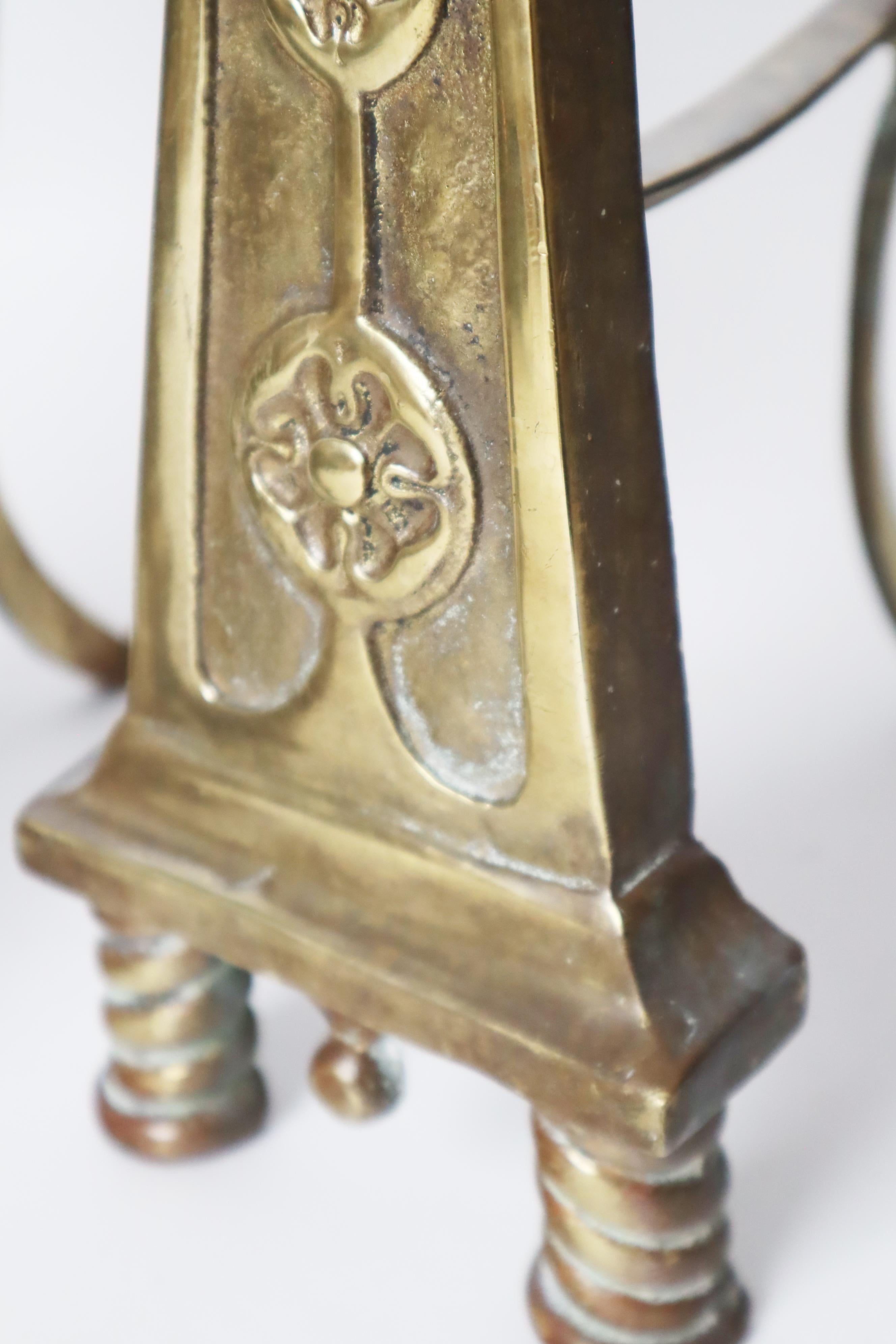 XVIIIe siècle et antérieur Paire de chenets avec la fleur des chevaliers en laiton, vers les années 1850 en vente