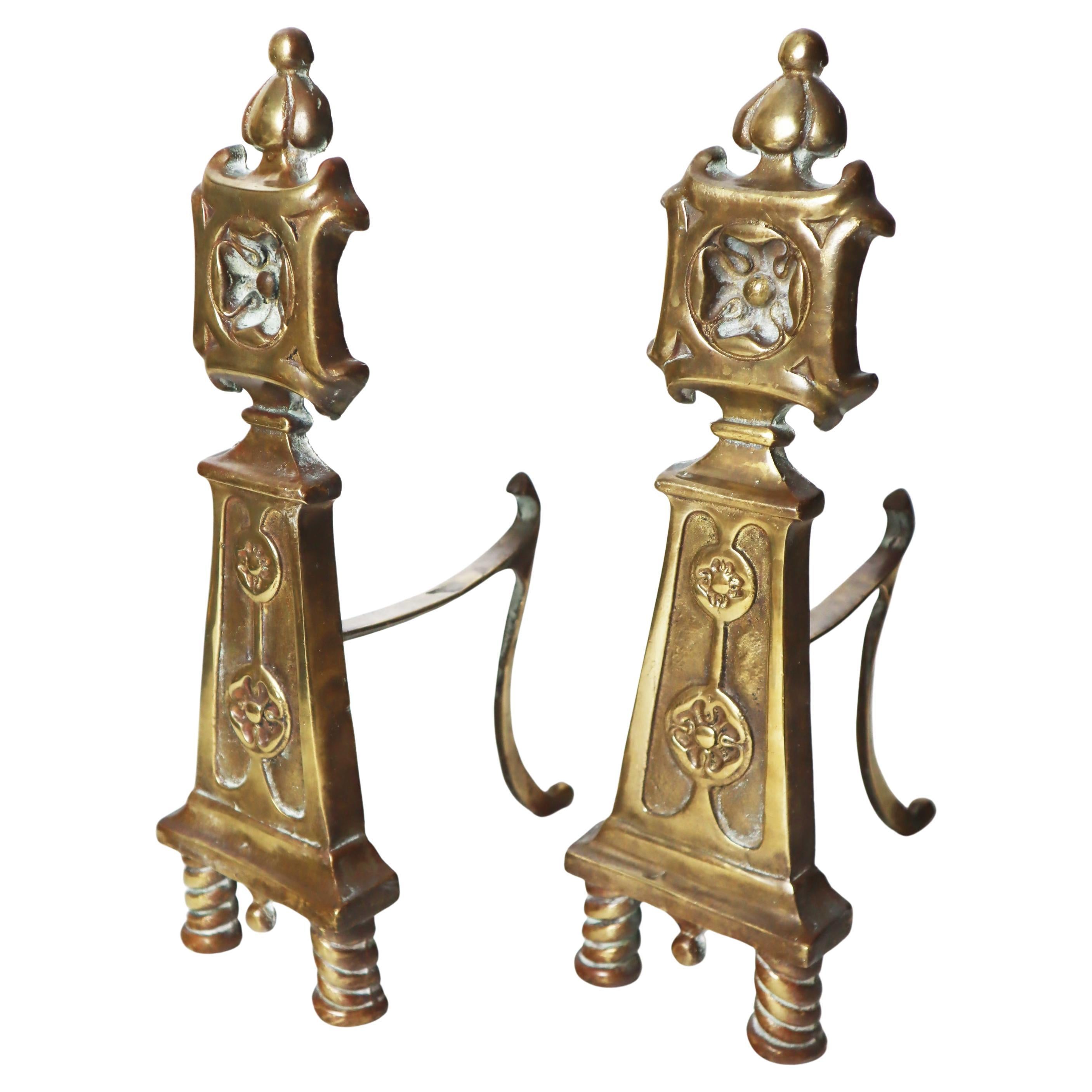 Paire de chenets avec la fleur des chevaliers en laiton, vers les années 1850
