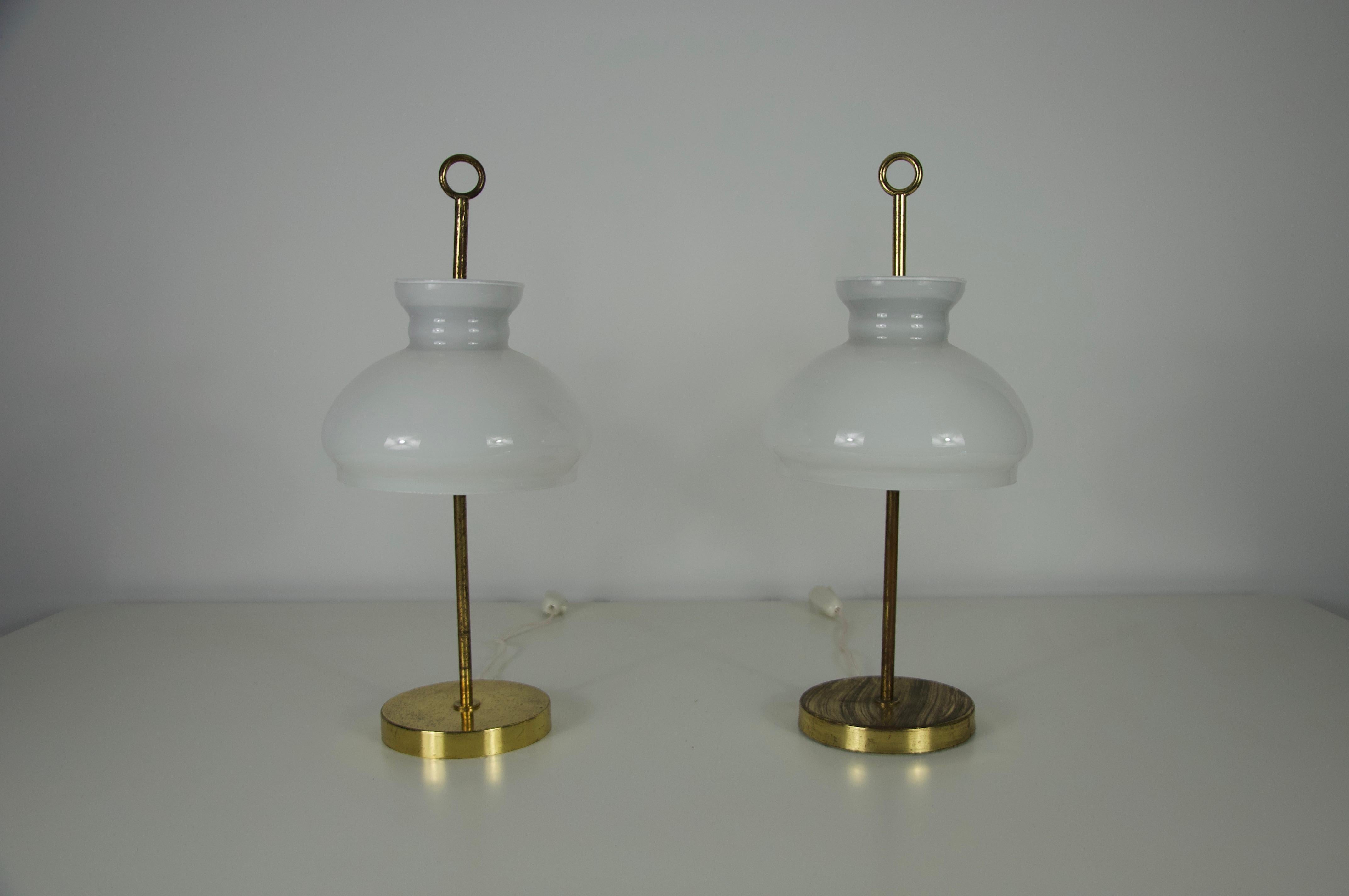 Esta elegante lámpara de sobremesa es un diseño intemporal de Ignazio Gardella, creado para Azucena en 1965. Diseñada originalmente en 1956, toma su nombre de la pintoresca localidad ligur de Arenzano, donde Gardella realizó varias de sus obras