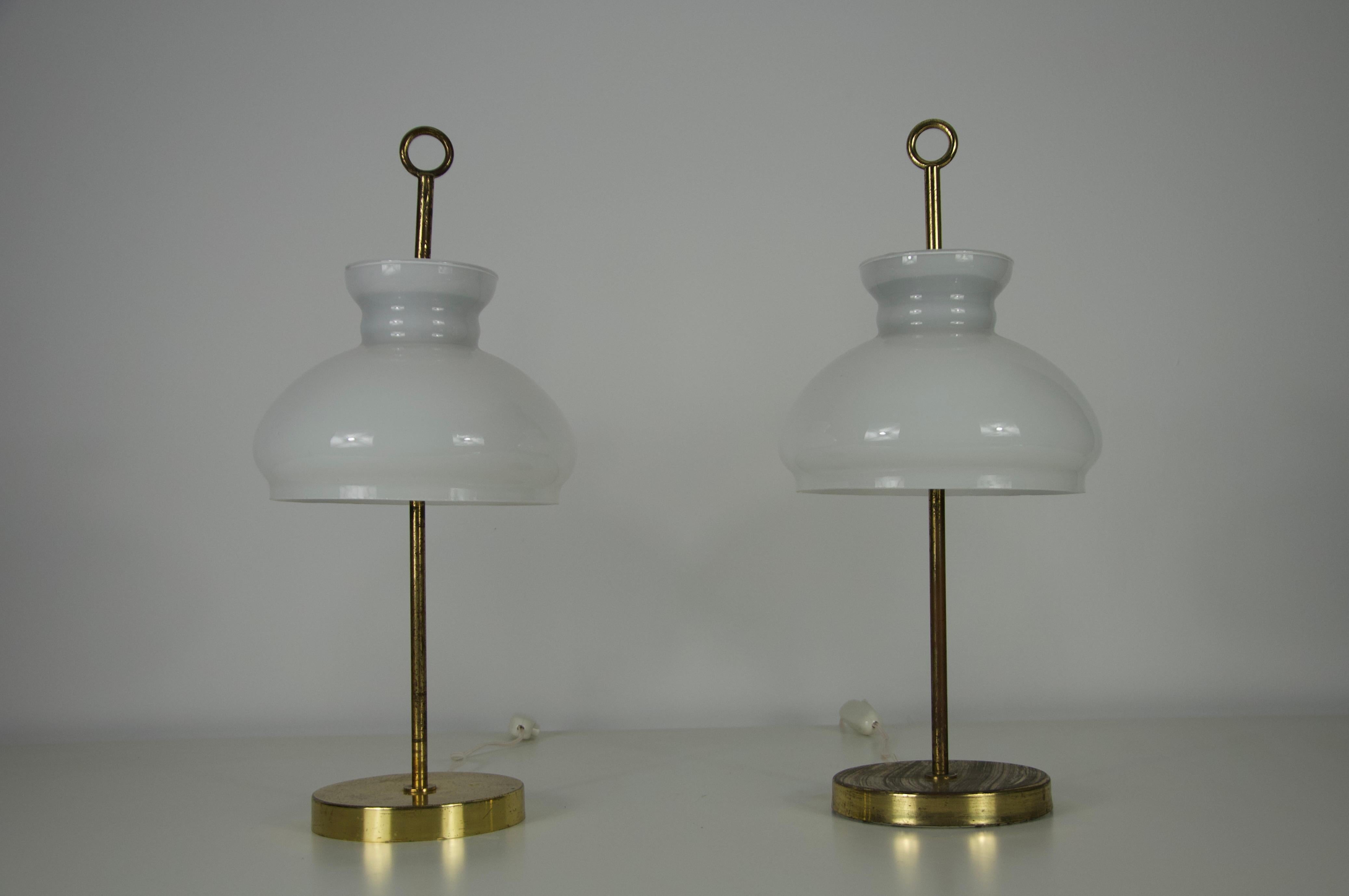 Pareja de lámparas de mesa Arenzano de latón de Ignazio Gardella para Azucena, Italia, 1965 Moderno de mediados de siglo en venta