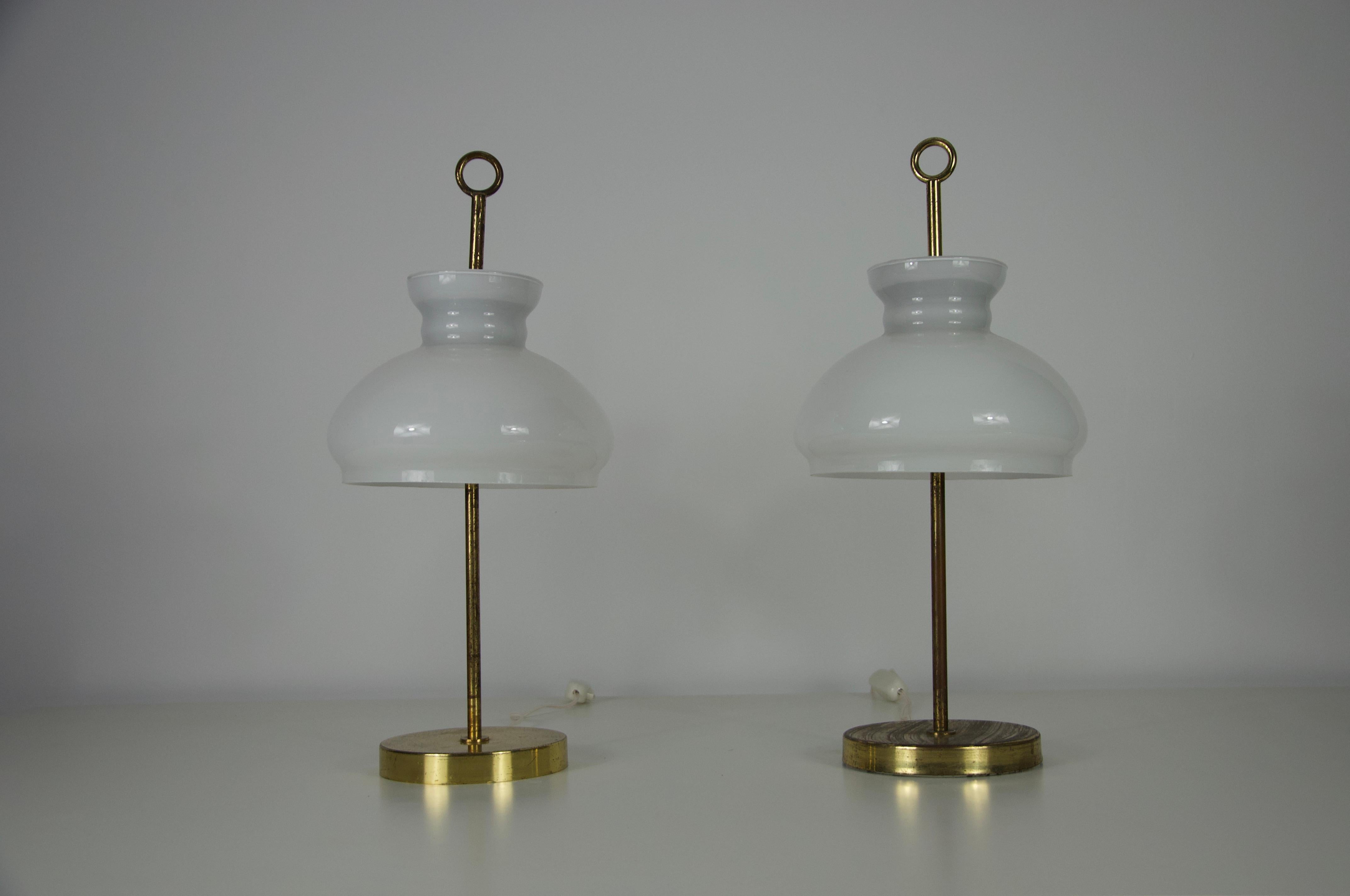 Pareja de lámparas de mesa Arenzano de latón de Ignazio Gardella para Azucena, Italia, 1965 Italiano en venta