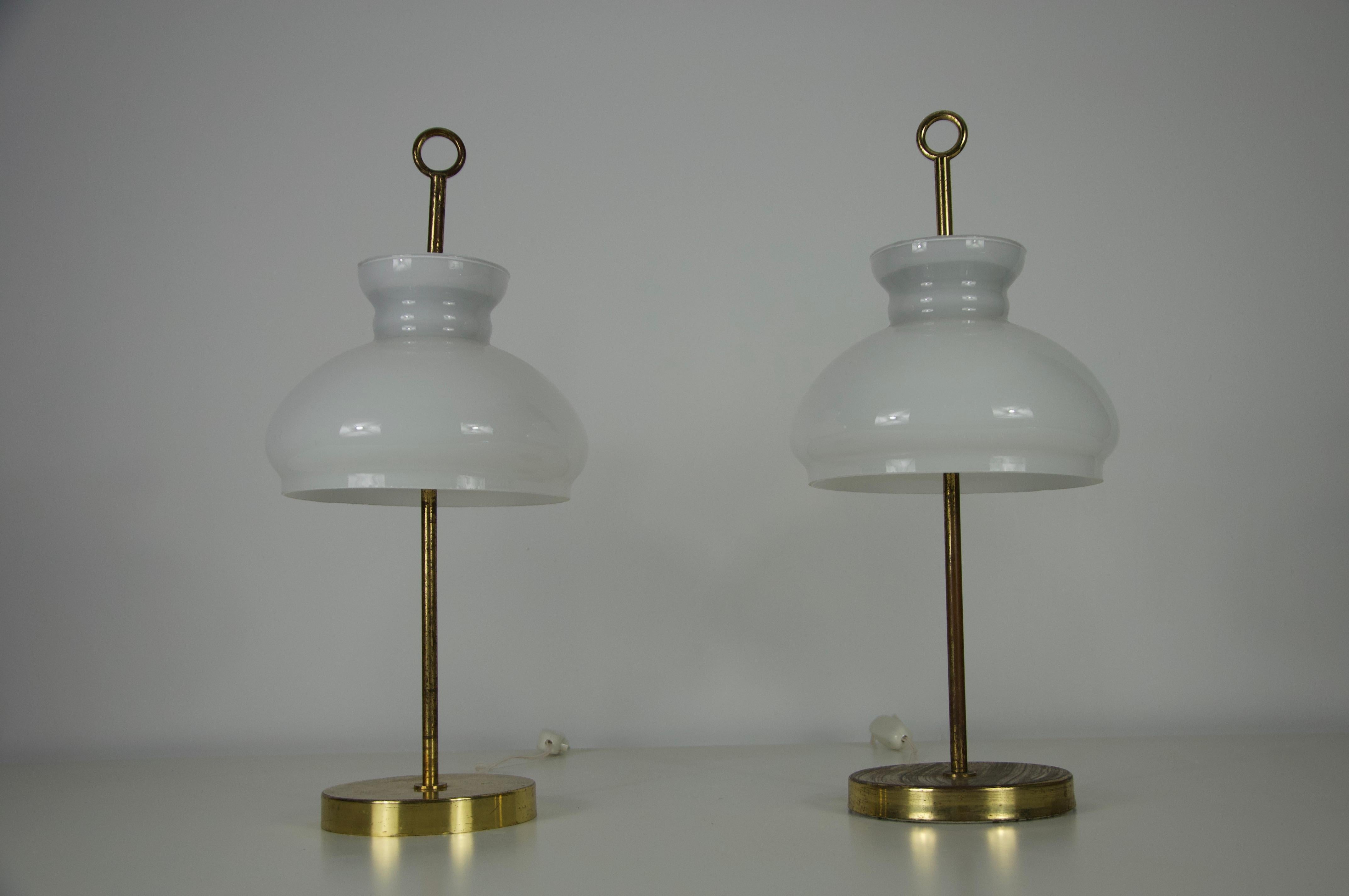 Pareja de lámparas de mesa Arenzano de latón de Ignazio Gardella para Azucena, Italia, 1965 mediados del siglo XX en venta