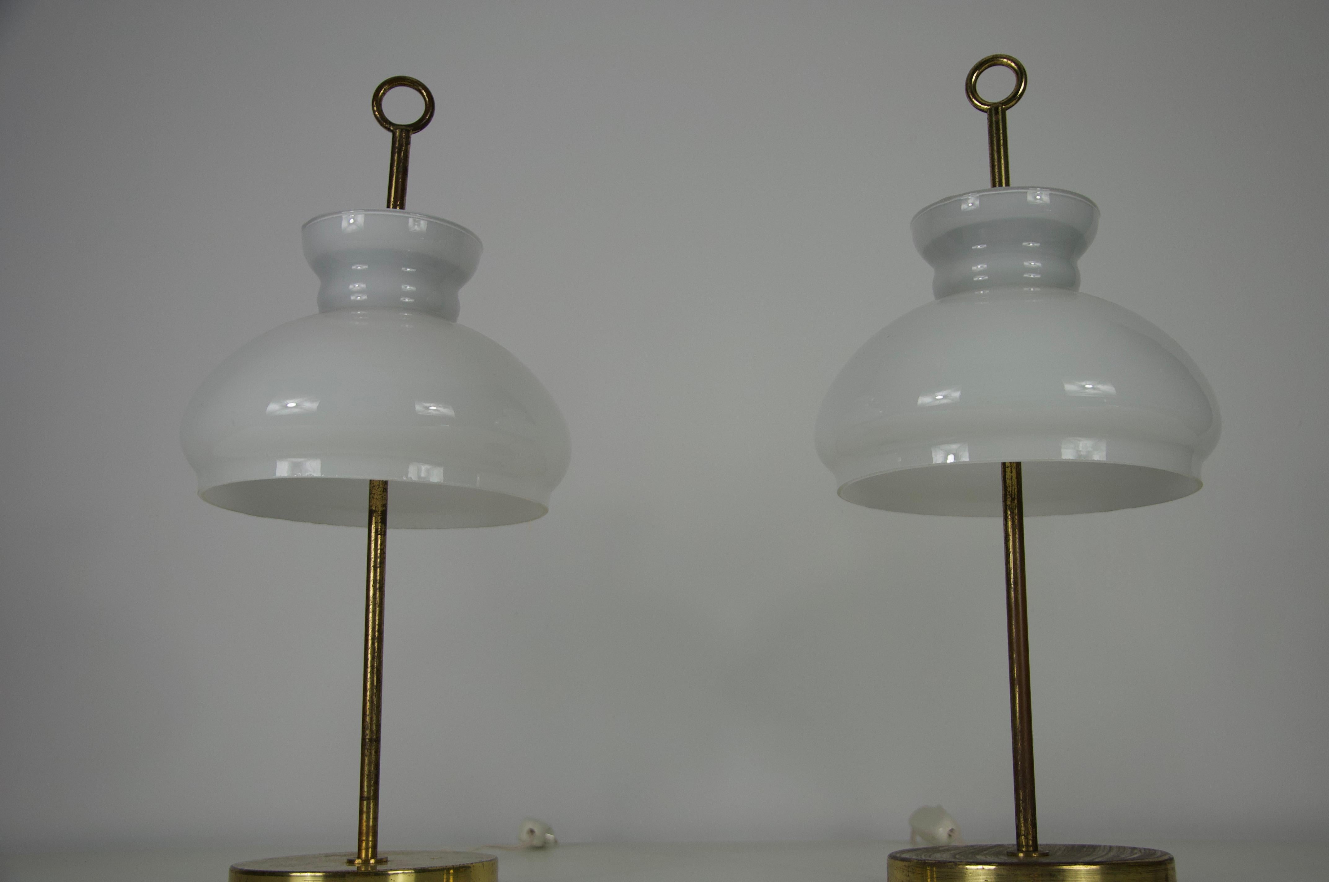 Pareja de lámparas de mesa Arenzano de latón de Ignazio Gardella para Azucena, Italia, 1965 Latón en venta