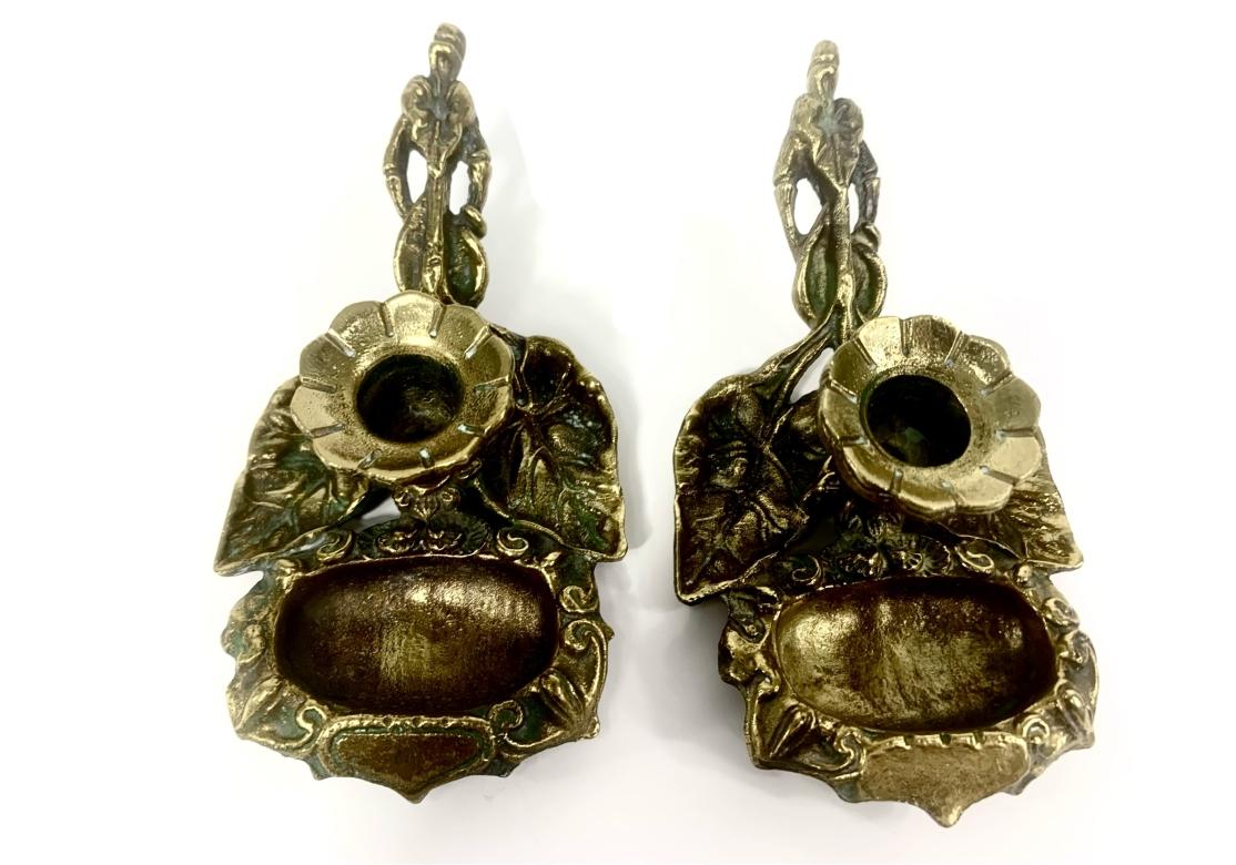 XX secolo Coppia di portacandele in ottone in stile Art Nouveau con tasche per fiammiferi in vendita