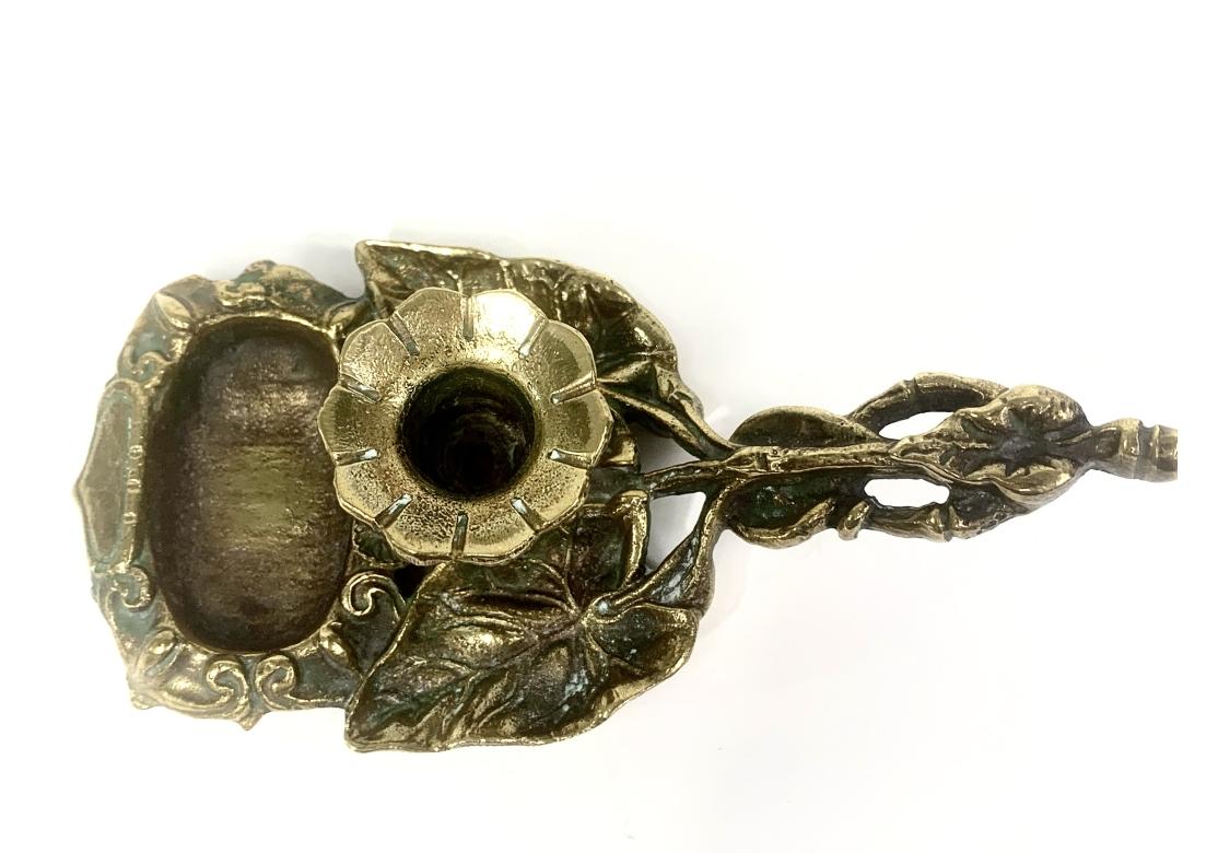 Coppia di portacandele in ottone in stile Art Nouveau con tasche per fiammiferi in vendita 1