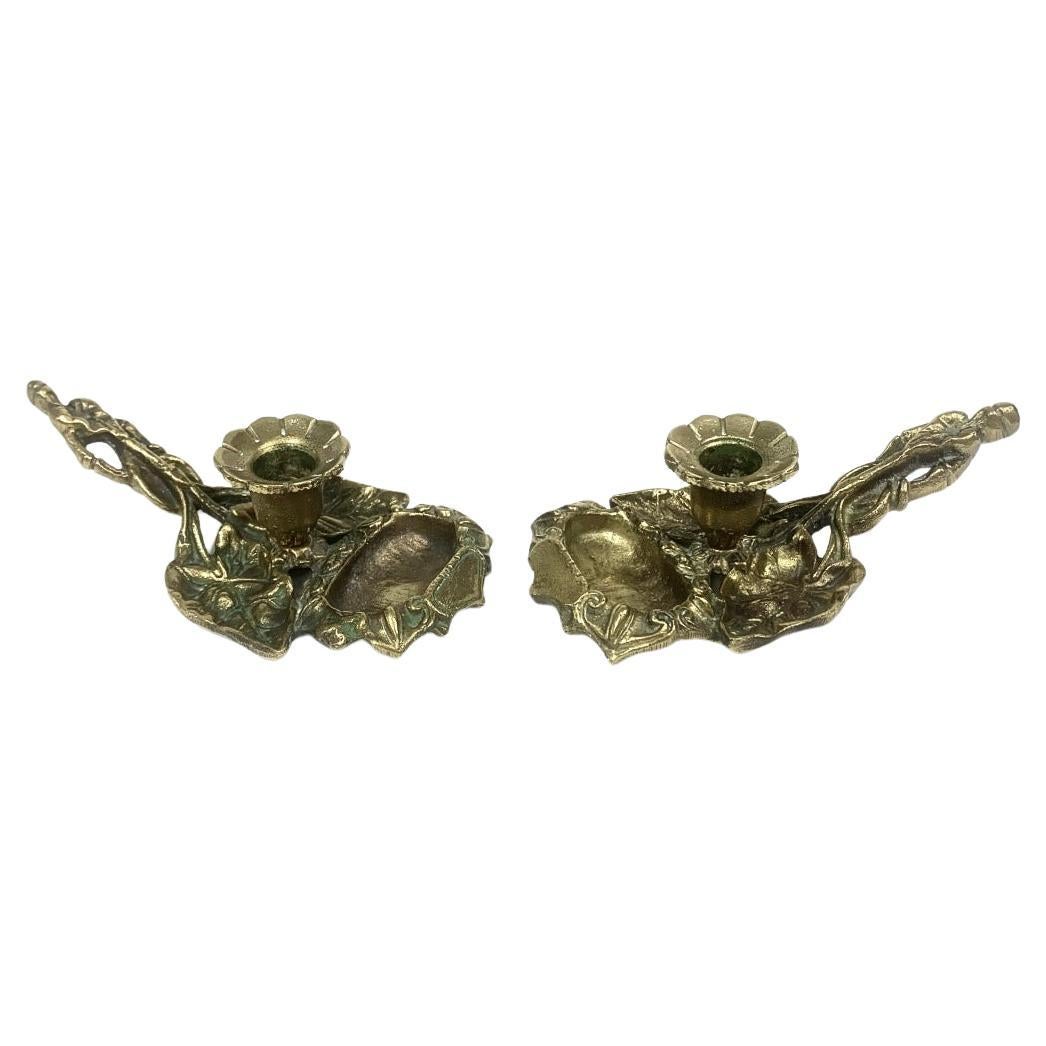Coppia di portacandele in ottone in stile Art Nouveau con tasche per fiammiferi
