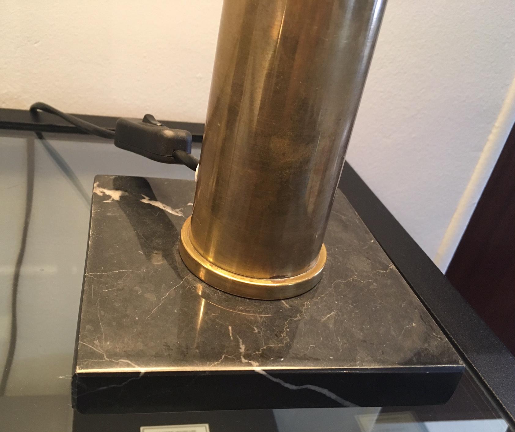 Européen Paire de lampes de table à douille en laiton avec abat-jour noir en vente