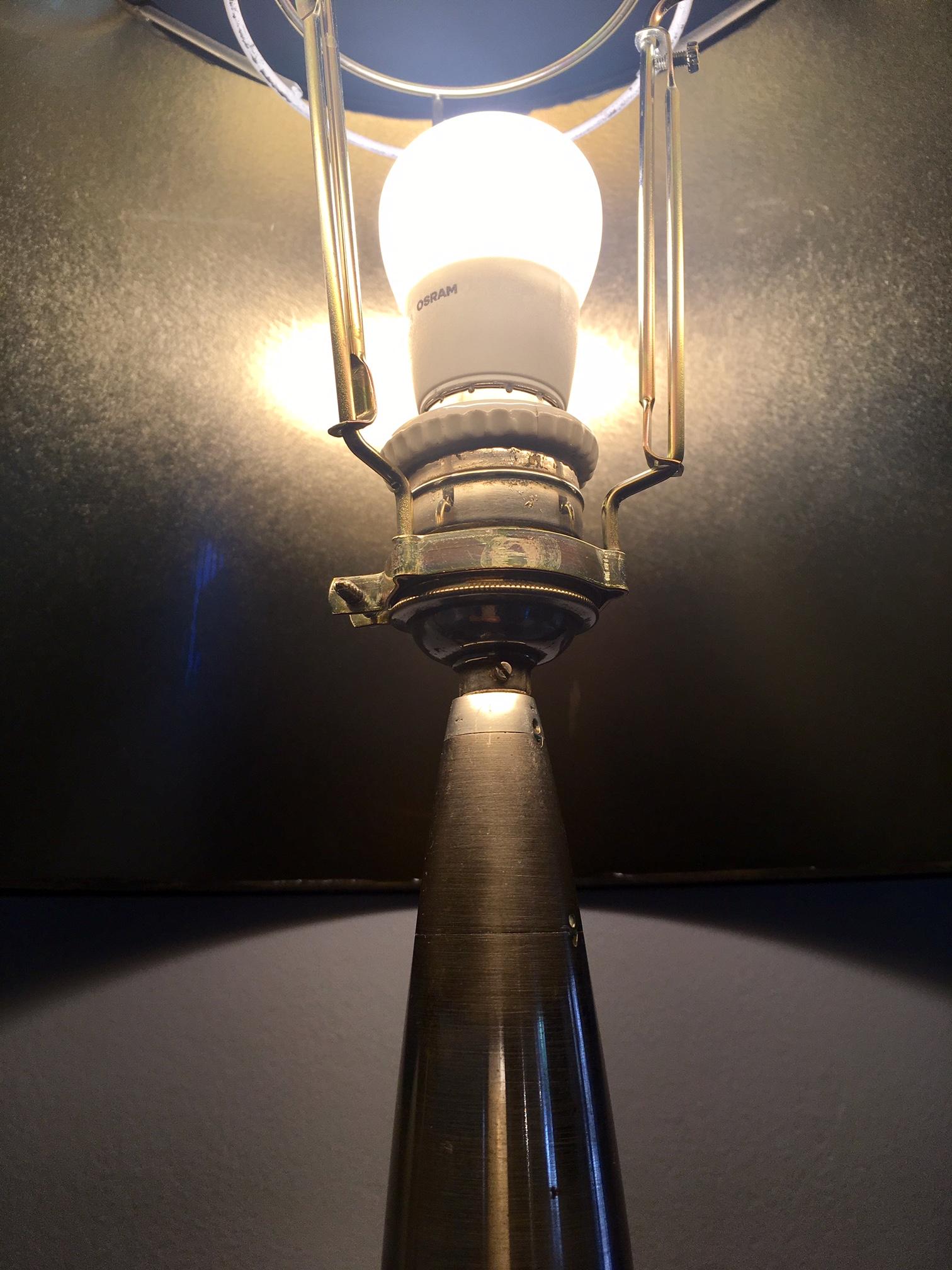 Paire de lampes de table à douille en laiton avec abat-jour noir Bon état - En vente à Madrid, ES