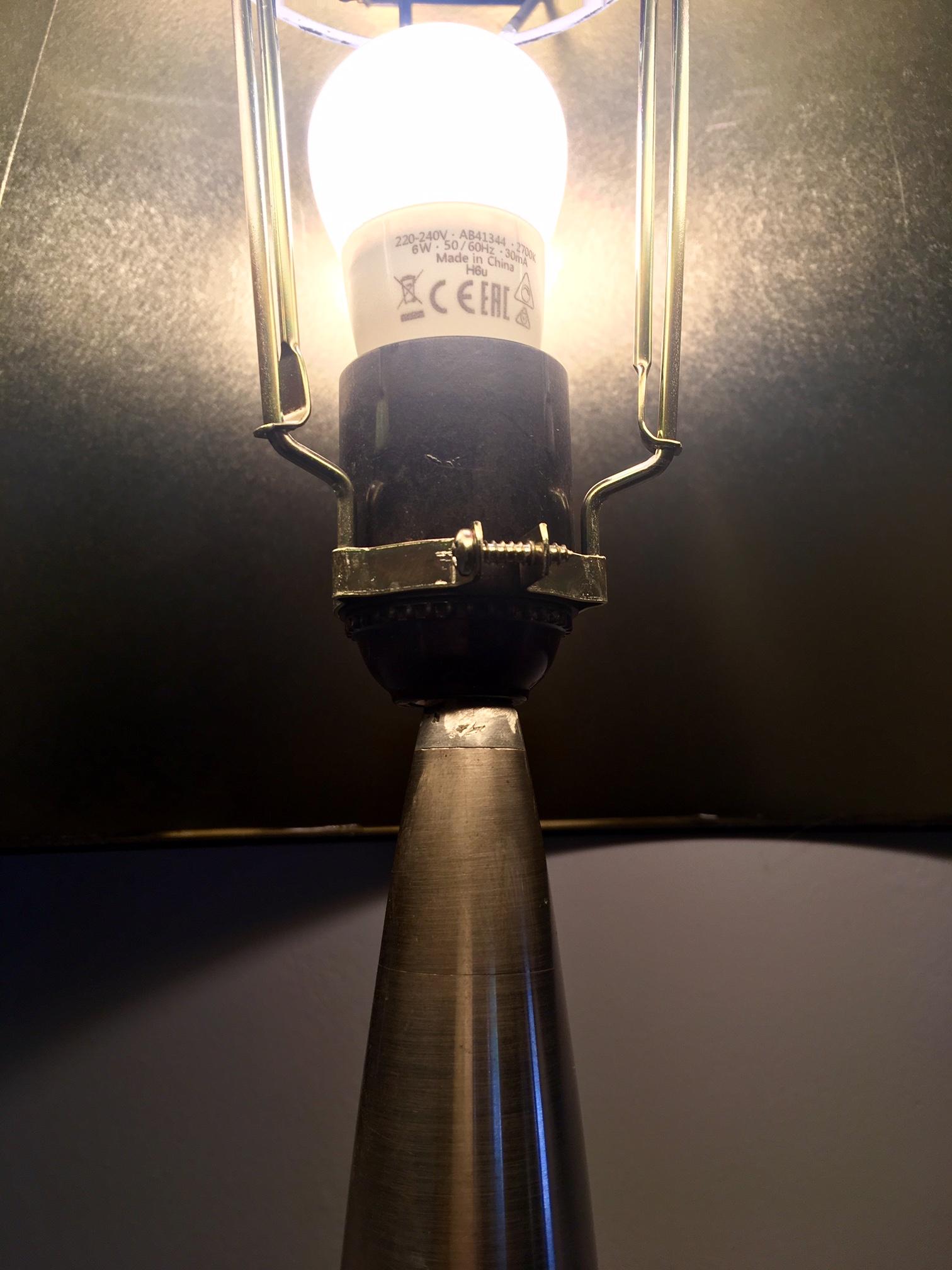 20ième siècle Paire de lampes de table à douille en laiton avec abat-jour noir en vente
